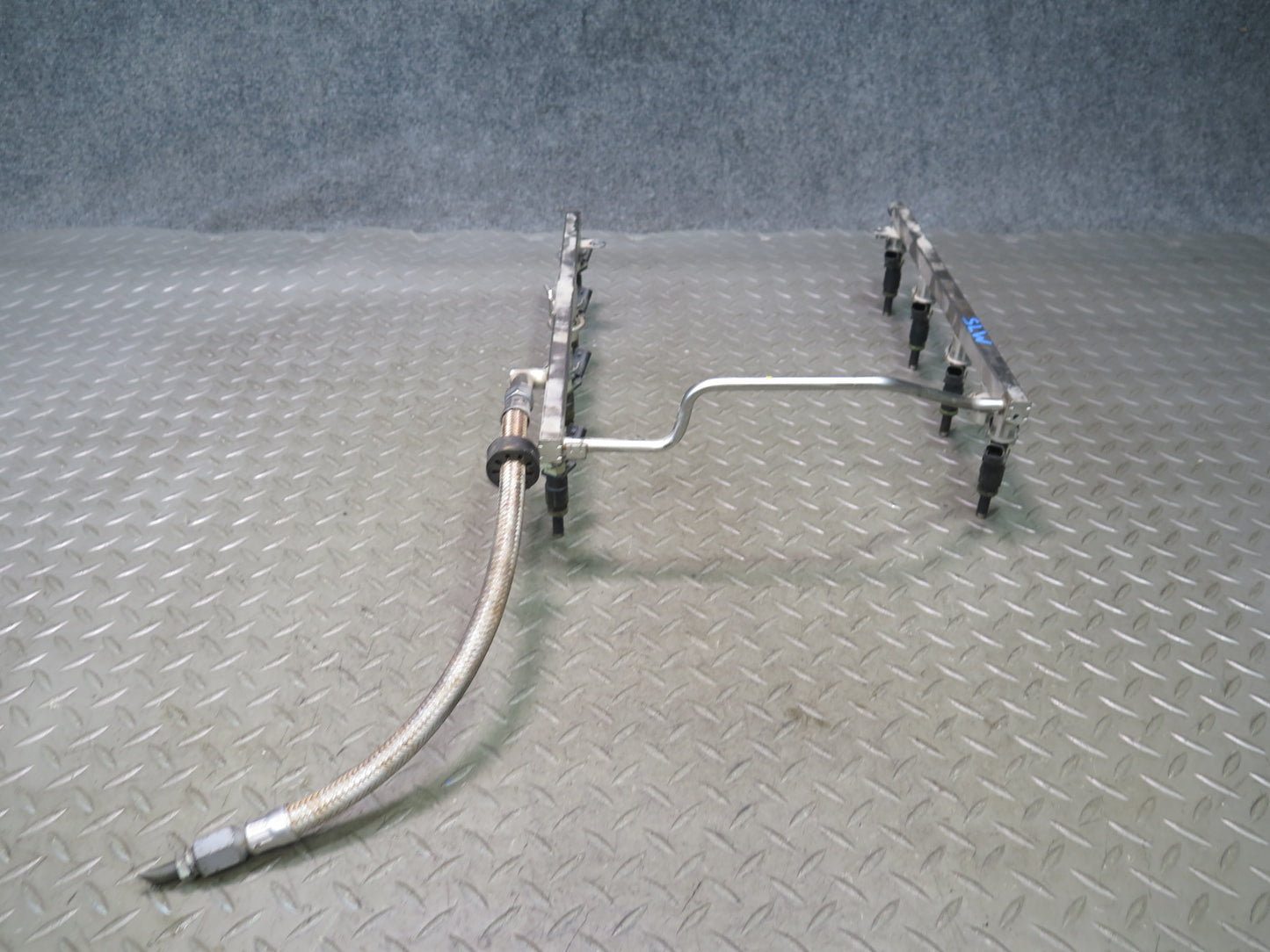 07-12 Mercedes R230 SL550 5.5L M273 Engine Fuel Rail w Injector 112K Miles OEM