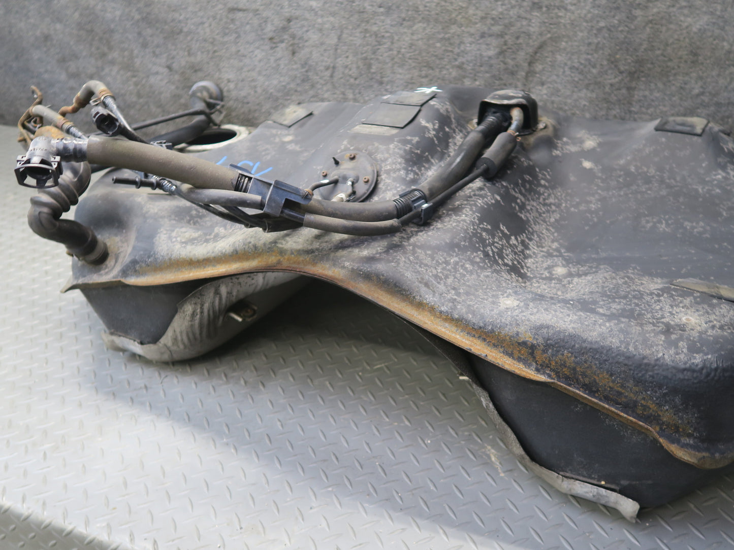 01-05 Lexus UCF30L LS430 Gas Fuel Tank w Filler Neck & Heat Shield OEM