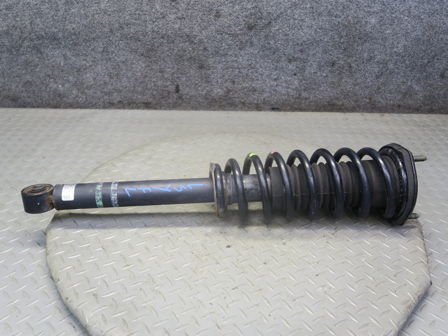 04-06 Lexus UCF30L LS430 Set of 2 Front Left & Right Strut Shock Absorber OEM