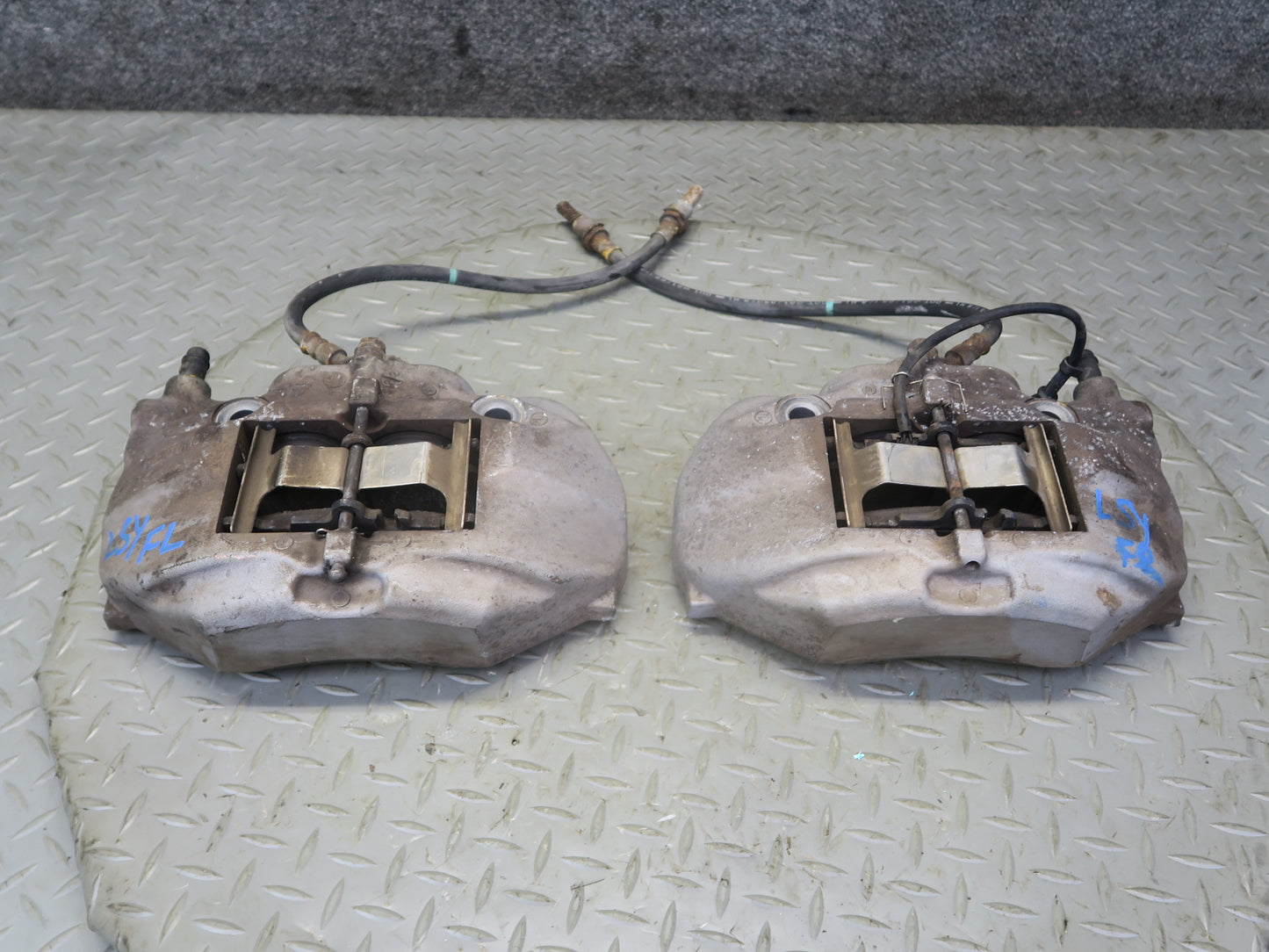 01-06 Lexus UCF30L LS430 Set of 2 Front Left & Right Sumitomo Brake Caliper OEM