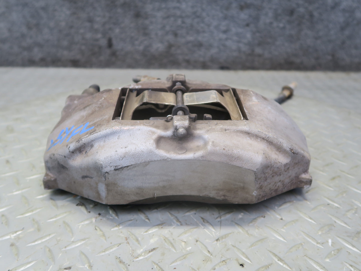 01-06 Lexus UCF30L LS430 Set of 2 Front Left & Right Sumitomo Brake Caliper OEM