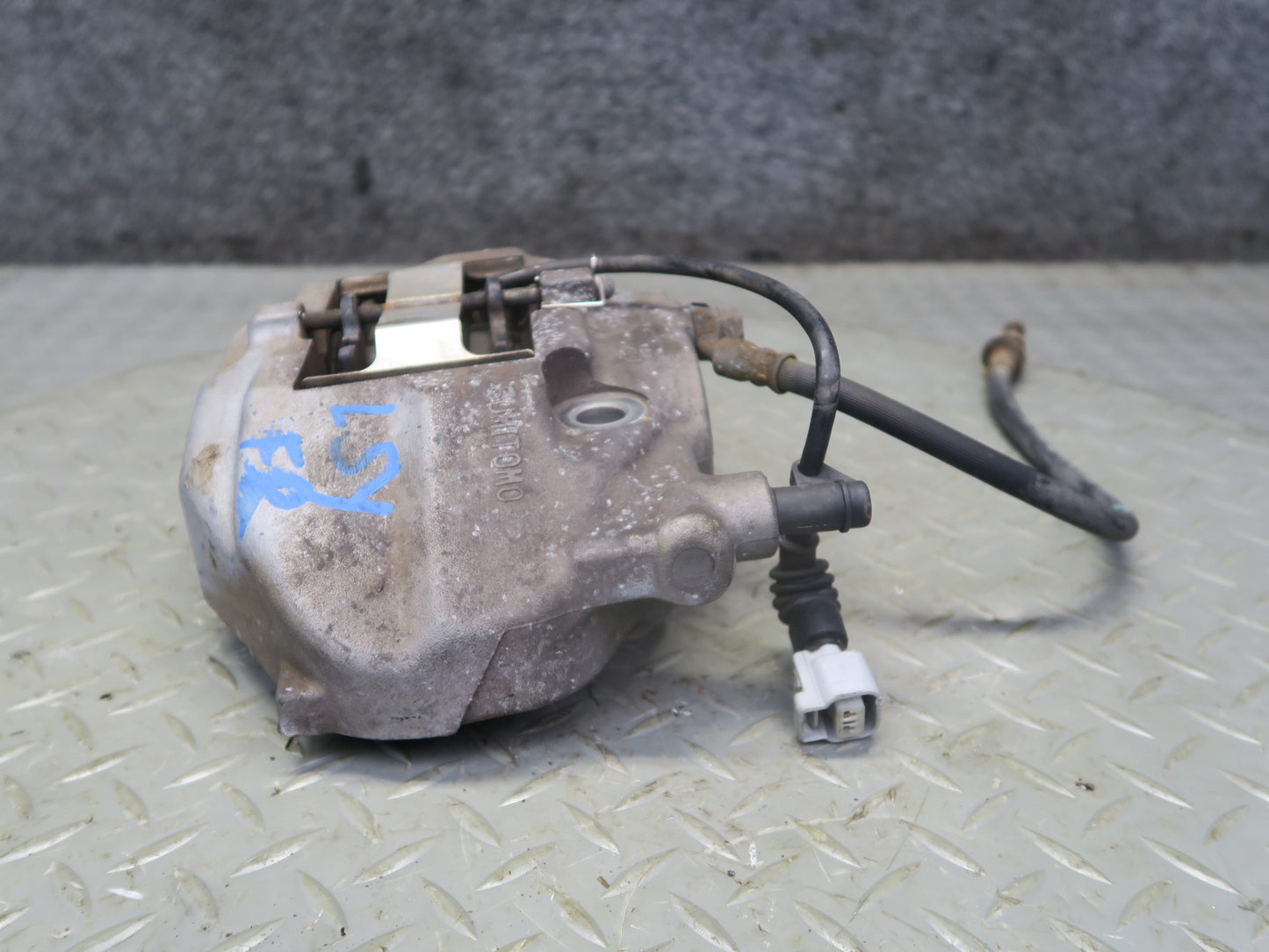 01-06 Lexus UCF30L LS430 Set of 2 Front Left & Right Sumitomo Brake Caliper OEM