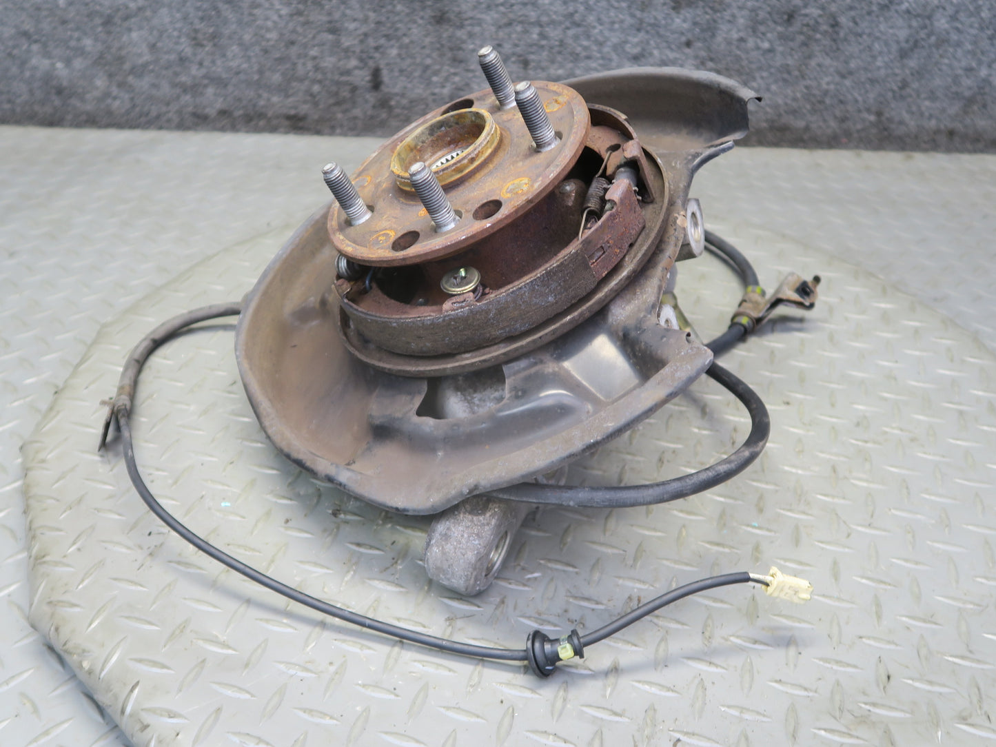 01-06 Lexus UCF30L LS430 RWD Rear Left Spindle Knuckle Wheel Hub Bearing OEM