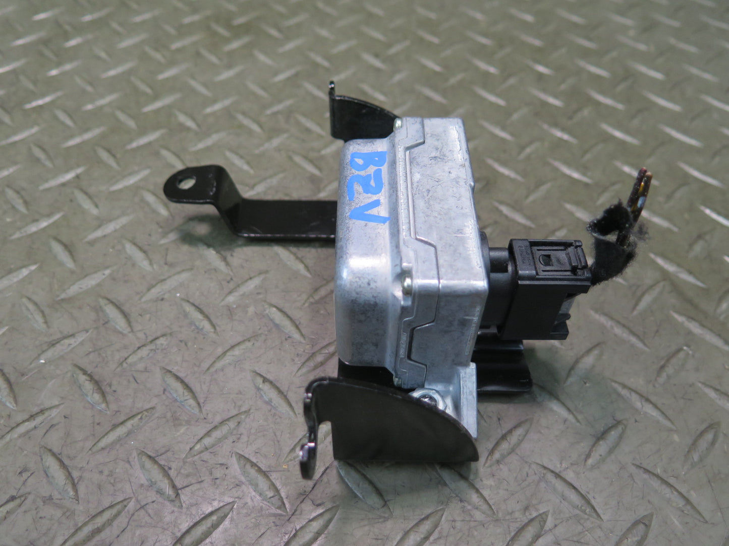 03-05 BMW E85 Z4 M54 YAW Rate Speed Sensor w Mount Bracket 6764018 OEM