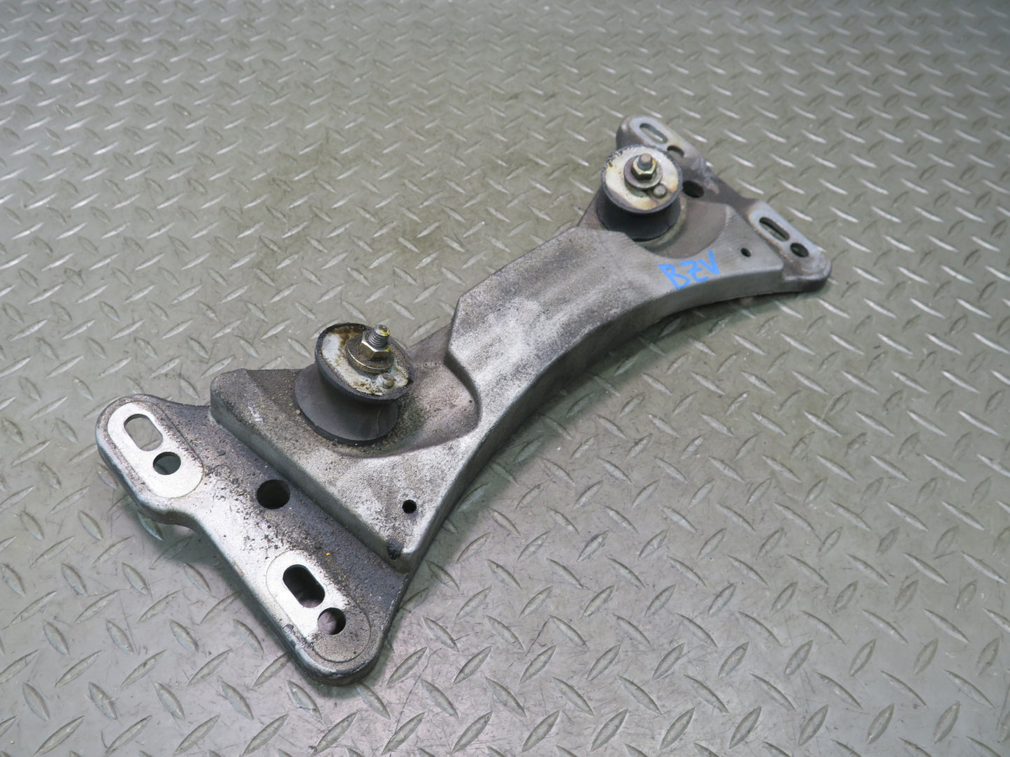03-08 BMW E85 Z4 M/T Manual Transmission Crossmember Mount Support 66K Miles OEM