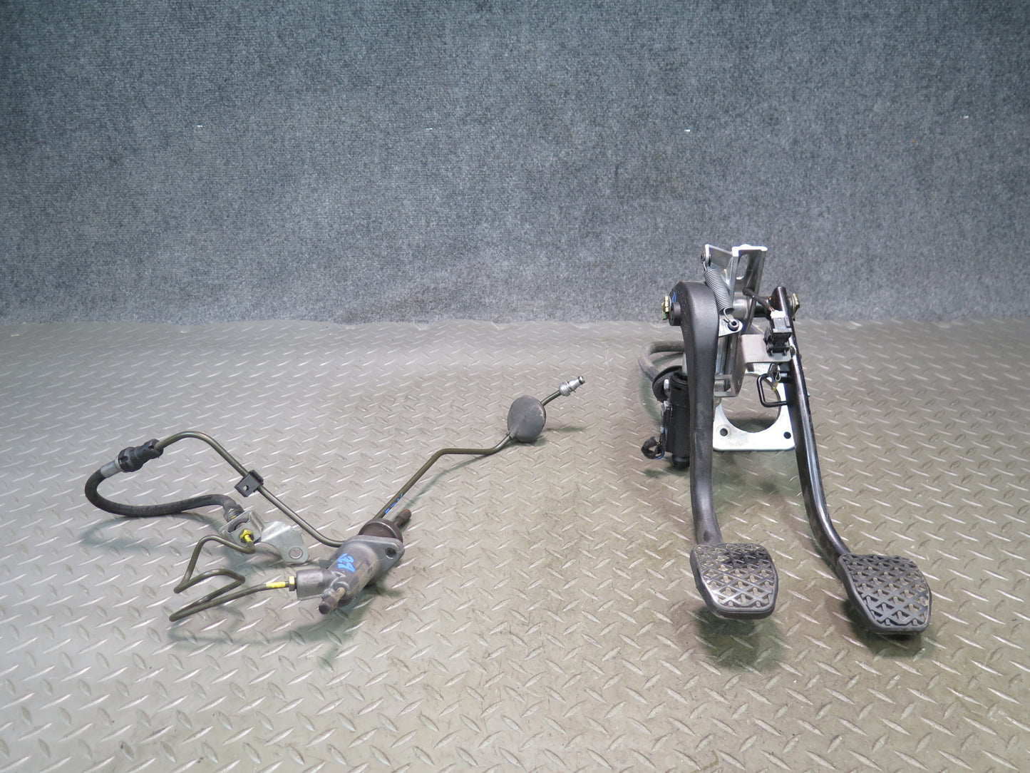 03-08 BMW E85 Z4 M/T Clutch & Brake Pedal w Clutch Cylinder & Hose Line 66K OEM