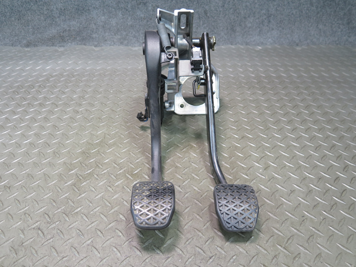 03-08 BMW E85 Z4 M/T Clutch & Brake Pedal w Clutch Cylinder & Hose Line 66K OEM