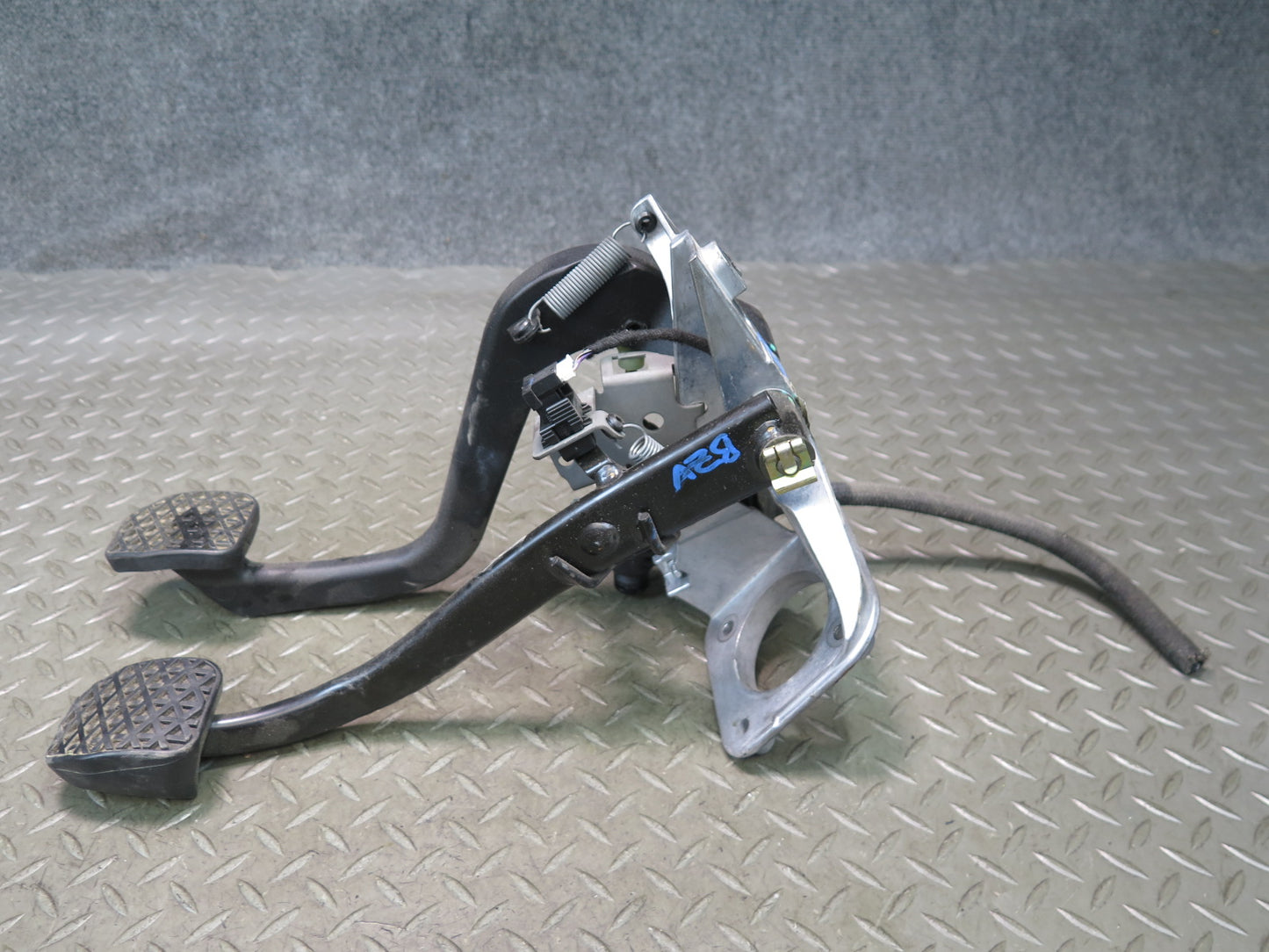 03-08 BMW E85 Z4 M/T Clutch & Brake Pedal w Clutch Cylinder & Hose Line 66K OEM