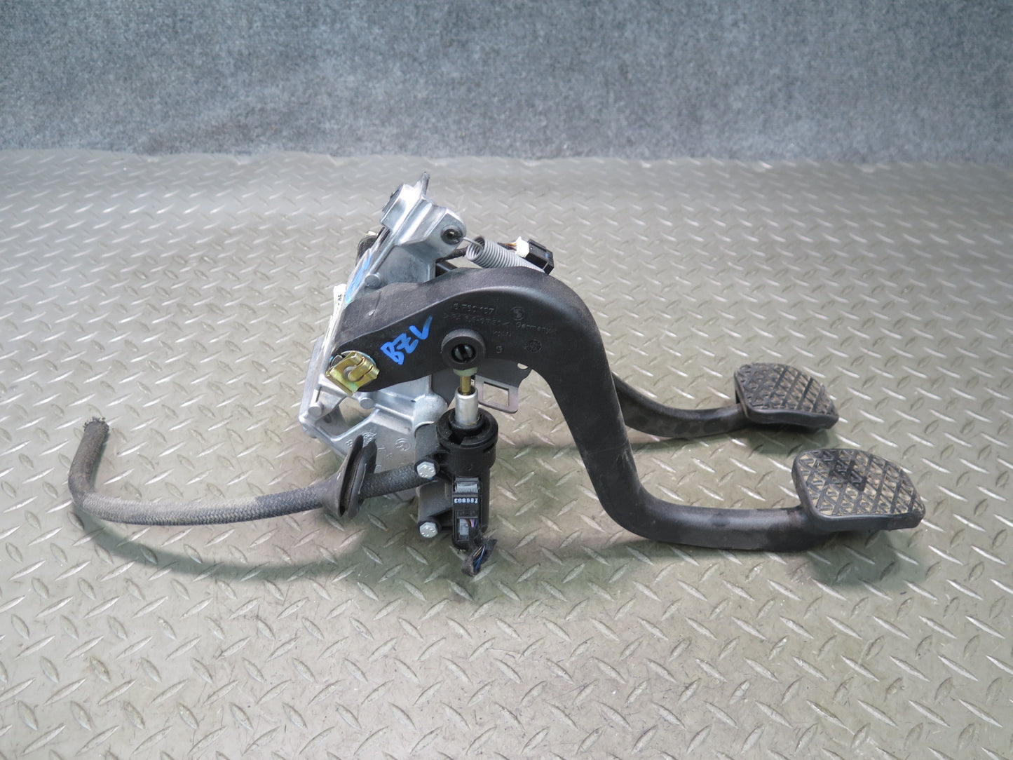 03-08 BMW E85 Z4 M/T Clutch & Brake Pedal w Clutch Cylinder & Hose Line 66K OEM