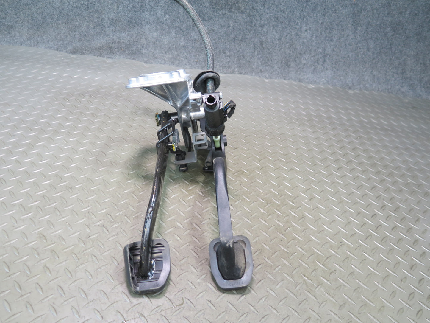 03-08 BMW E85 Z4 M/T Clutch & Brake Pedal w Clutch Cylinder & Hose Line 66K OEM
