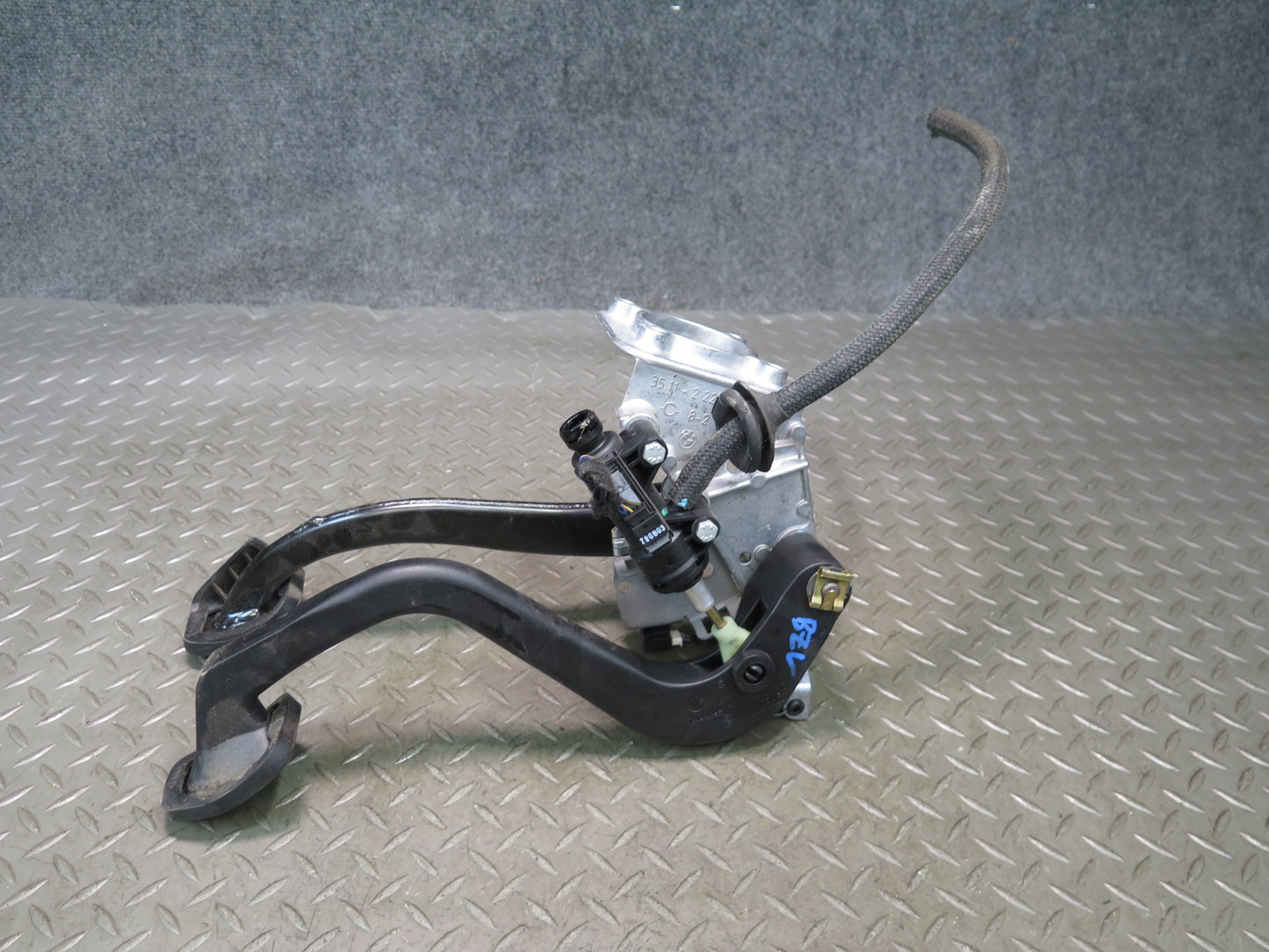 03-08 BMW E85 Z4 M/T Clutch & Brake Pedal w Clutch Cylinder & Hose Line 66K OEM