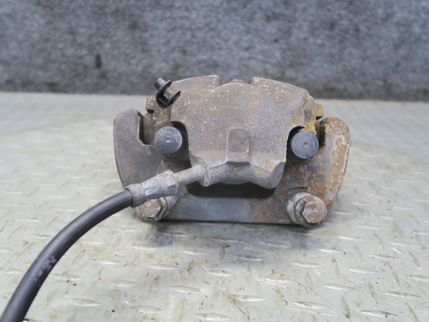 01-06 BMW E46 330i 330ci RWD Set of 2 Front Left & Right Brake Caliper OEM
