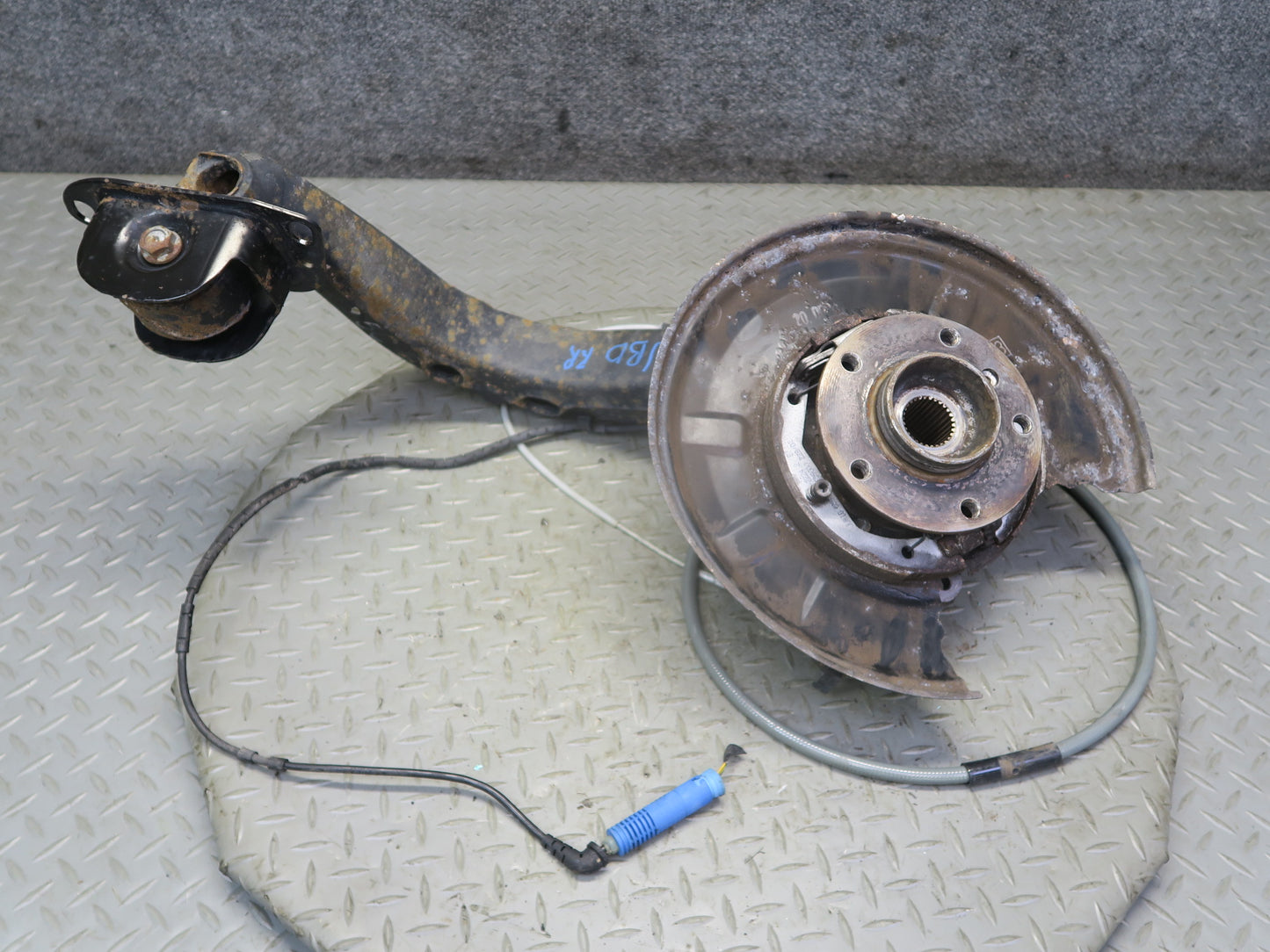 01-06 BMW E46 330i 330Ci RWD Rear Right Knuckle Wheel Hub Trailing Arm OEM