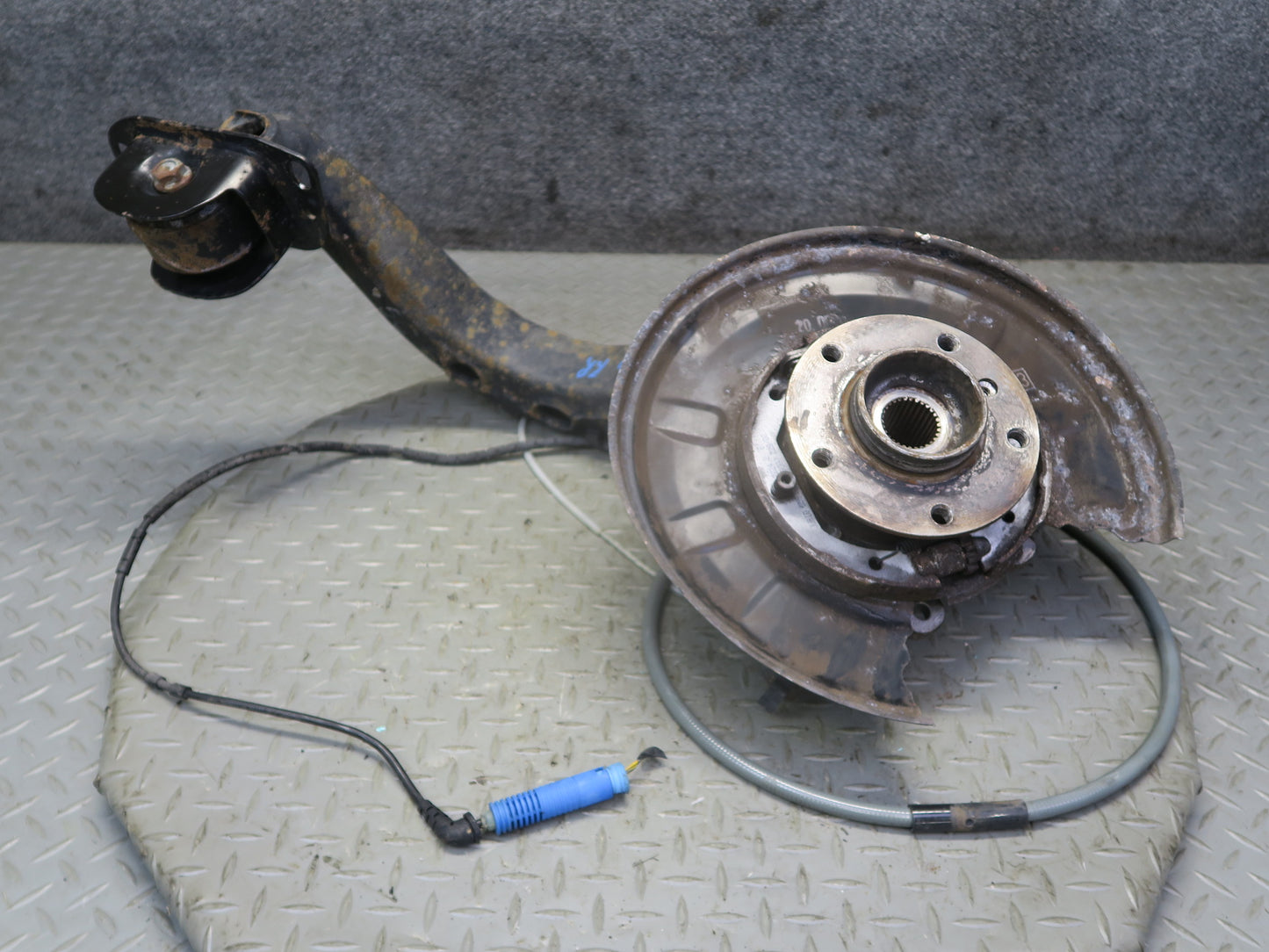 01-06 BMW E46 330i 330Ci RWD Rear Right Knuckle Wheel Hub Trailing Arm OEM