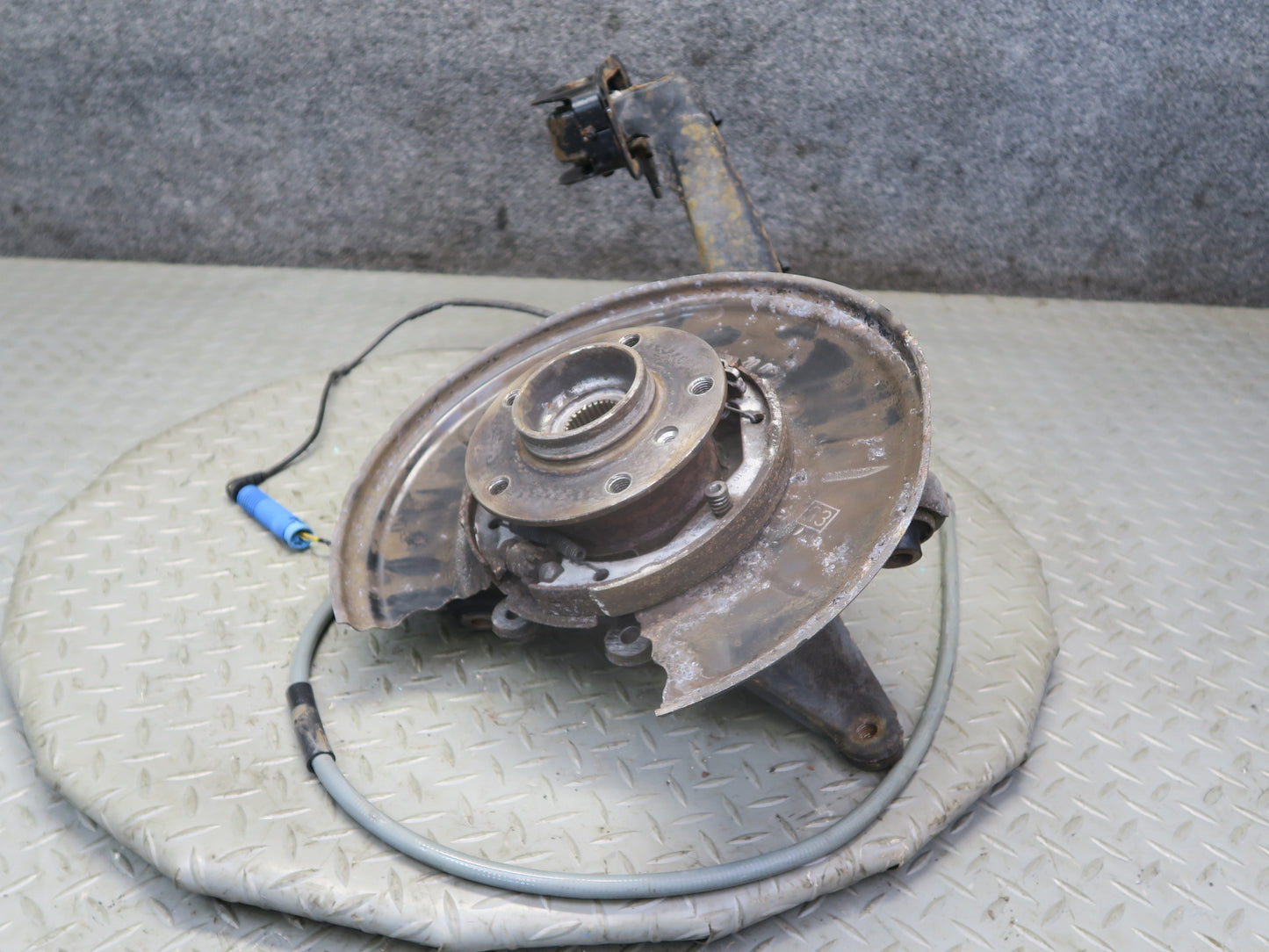 01-06 BMW E46 330i 330Ci RWD Rear Right Knuckle Wheel Hub Trailing Arm OEM