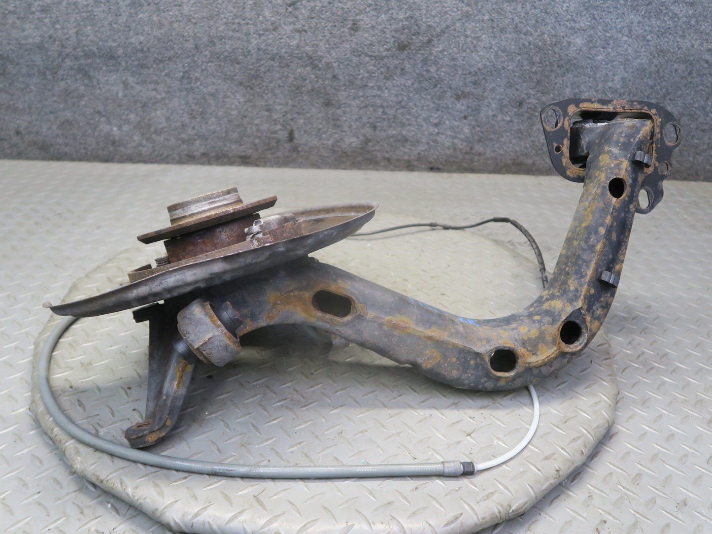 01-06 BMW E46 330i 330Ci RWD Rear Right Knuckle Wheel Hub Trailing Arm OEM