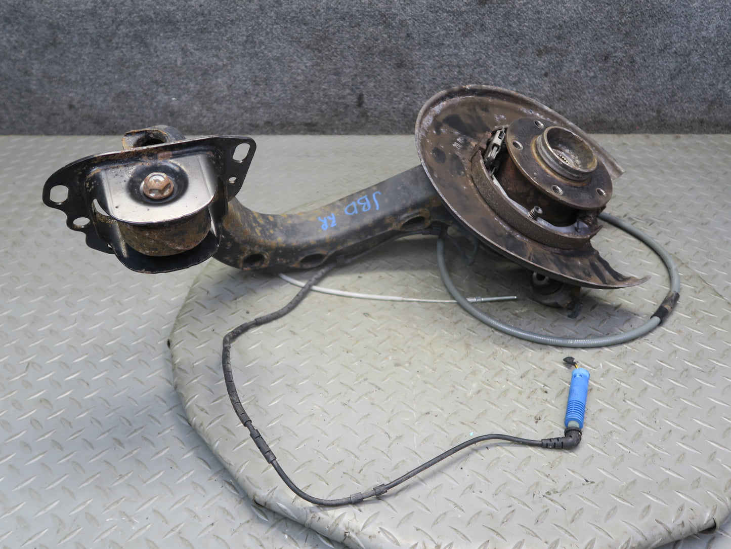 01-06 BMW E46 330i 330Ci RWD Rear Right Knuckle Wheel Hub Trailing Arm OEM