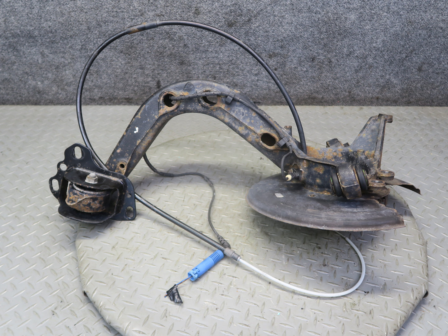 01-06 BMW E46 330i 330Ci RWD Rear Left Knuckle Wheel Hub Trailing Arm OEM
