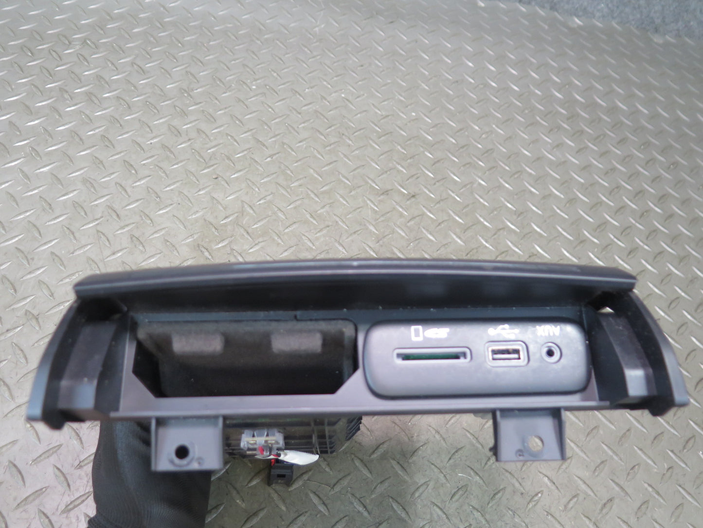 2014-2020 Maserati Ghibli M157 Center Dash AUX USB Storage Compartment Tray