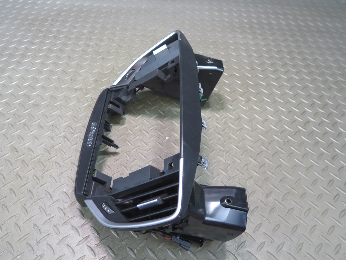 14-20 Maserati Ghibli M157 Center Dash Display Bezel Frame Air Vent Grille Trim