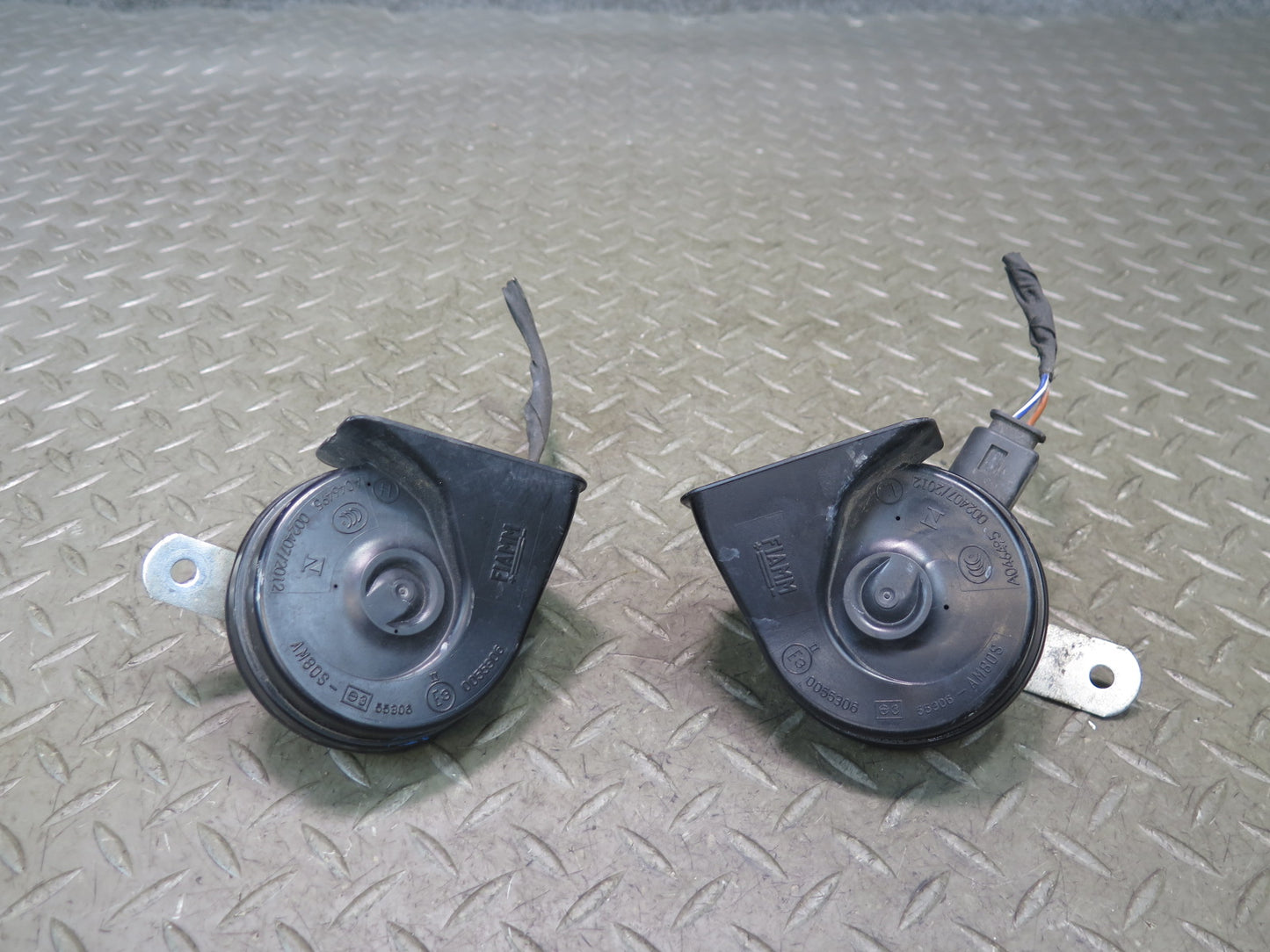 12-15 Mercedes W166 Ml-class Set of 2 High & Low Tone Note Pitch Horn Signal OEM