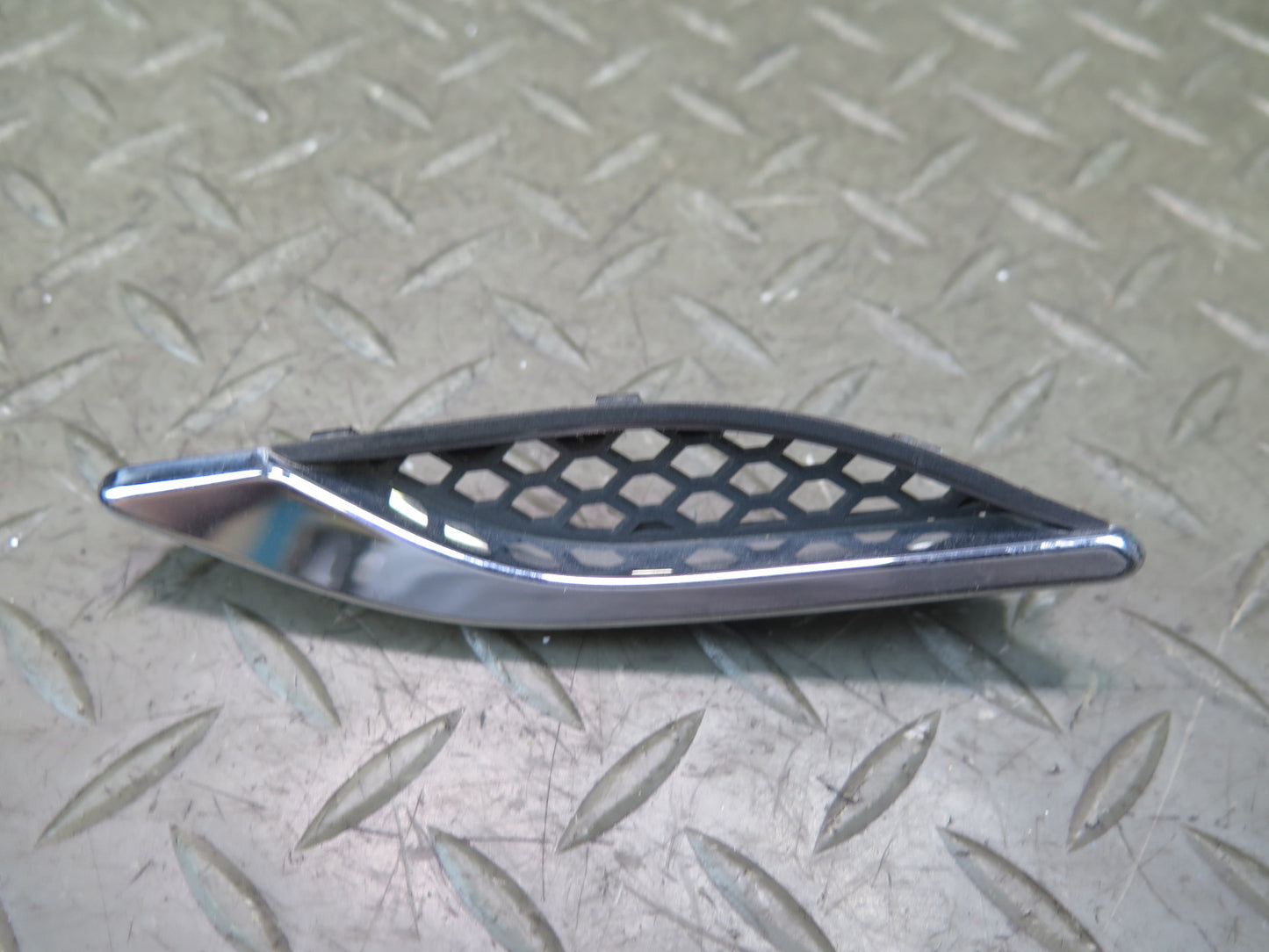 2014-2019 Maserati Ghibli M157 Front Left Fender Air Vent Trim Grille Set of 3