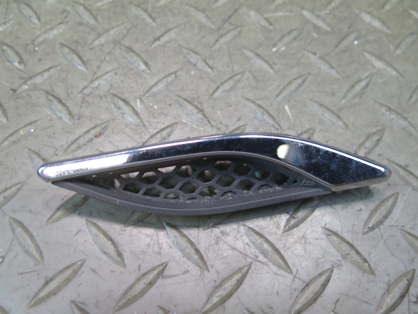 2014-2019 Maserati Ghibli M157 Front Left Fender Air Vent Trim Grille Set of 3