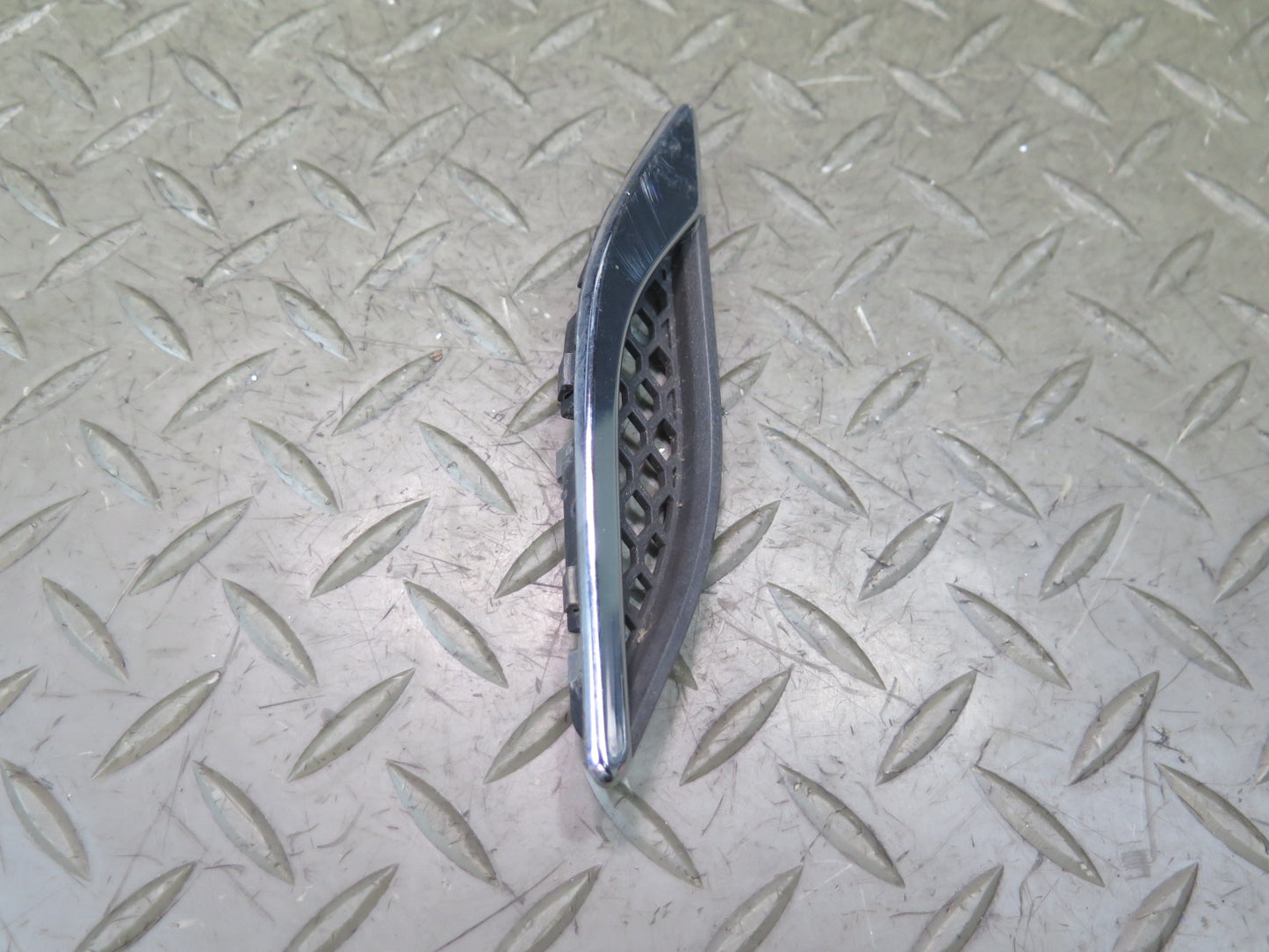 2014-2019 Maserati Ghibli M157 Front Left Fender Air Vent Trim Grille Set of 3