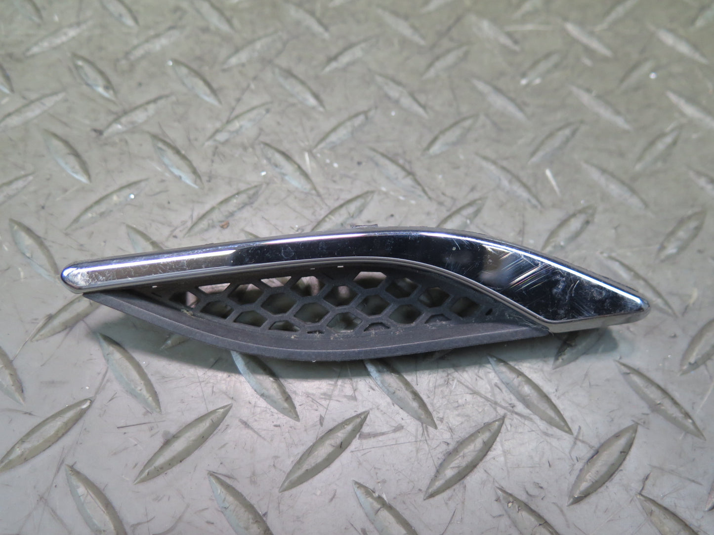 2014-2019 Maserati Ghibli M157 Front Left Fender Air Vent Trim Grille Set of 3