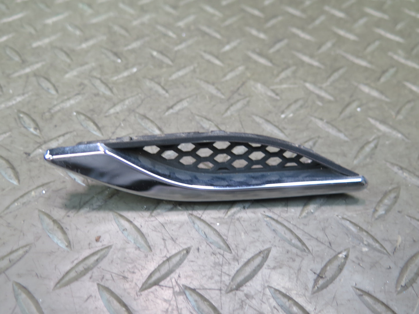 2014-2019 Maserati Ghibli M157 Front Left Fender Air Vent Trim Grille Set of 3