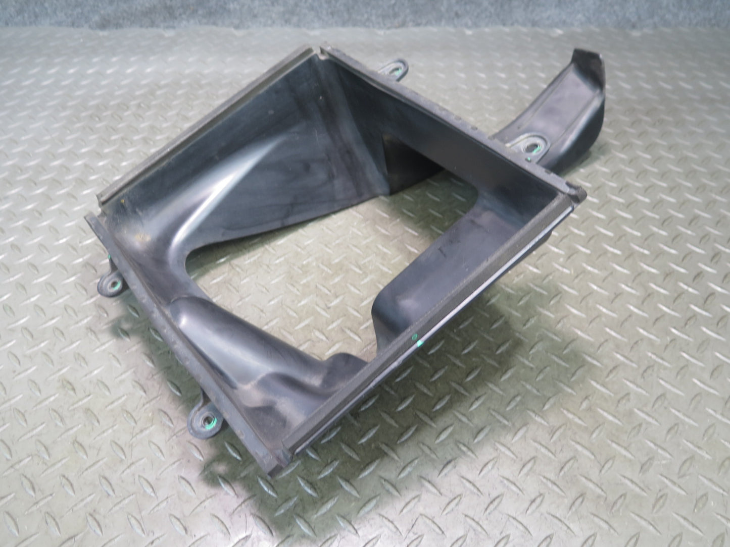 2014-2017 Maserati Ghibli M157 Front Right Intercooler Duct Shroud 670004139