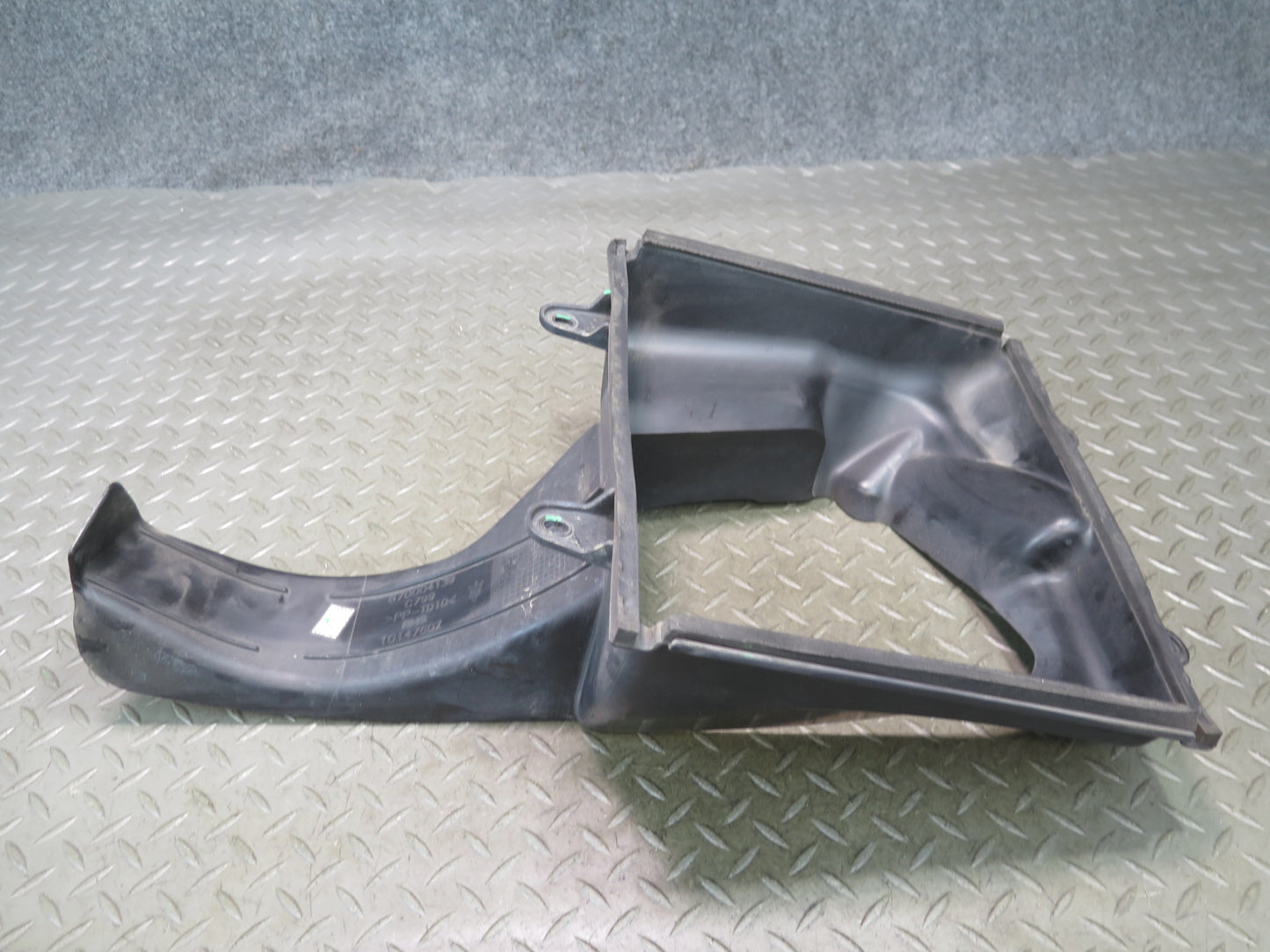 2014-2017 Maserati Ghibli M157 Front Right Intercooler Duct Shroud 670004139