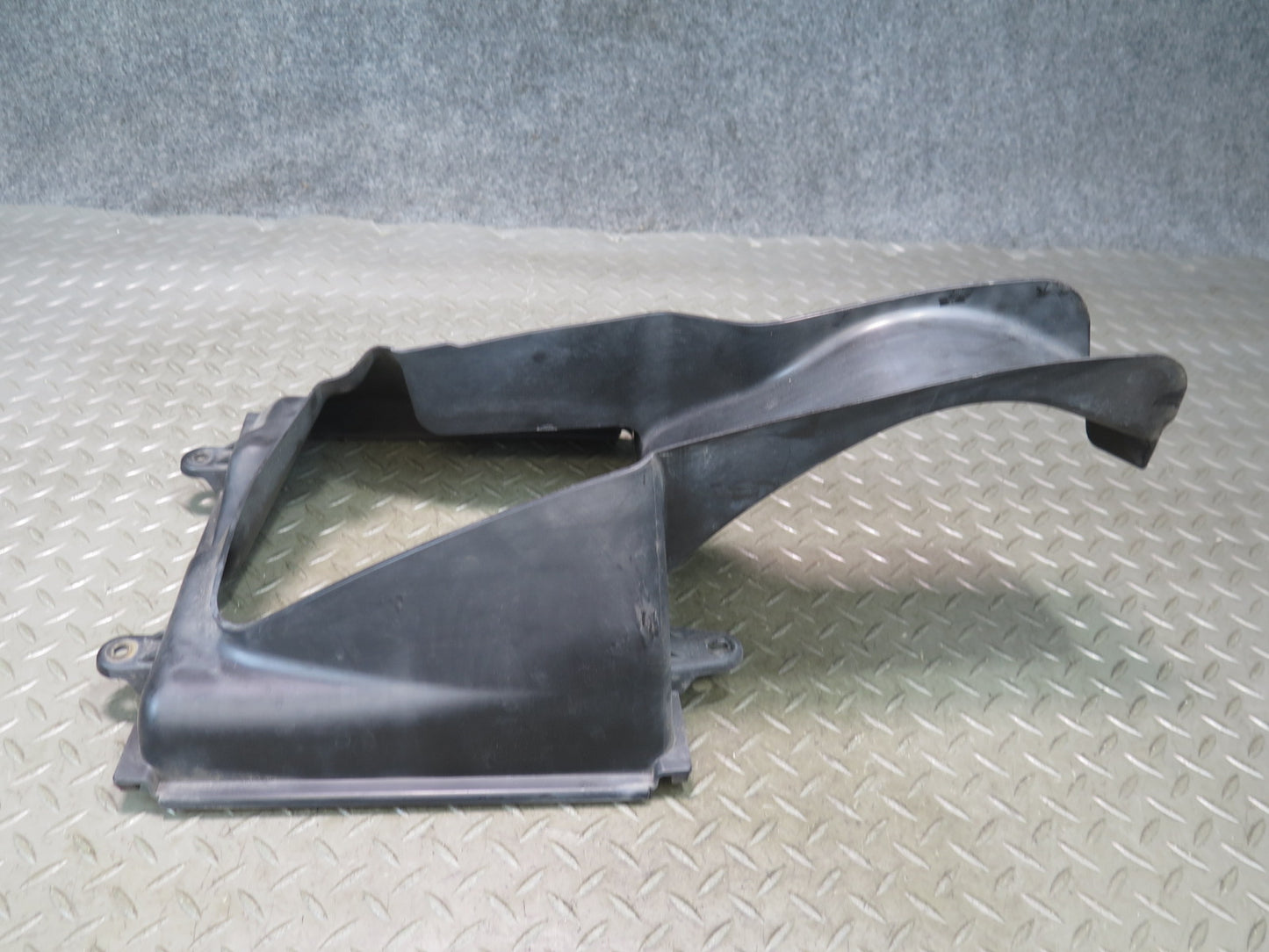 2014-2017 Maserati Ghibli M157 Front Right Intercooler Duct Shroud 670004139
