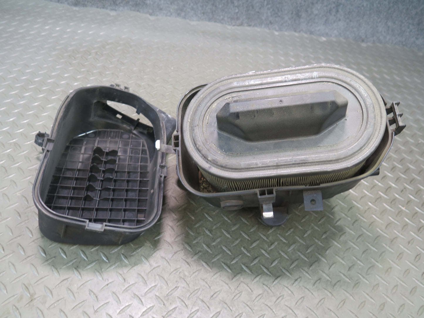 2014-2020 Maserati Ghibli M157 Engine Left Air Cleaner Filter Box w MAF Sensor