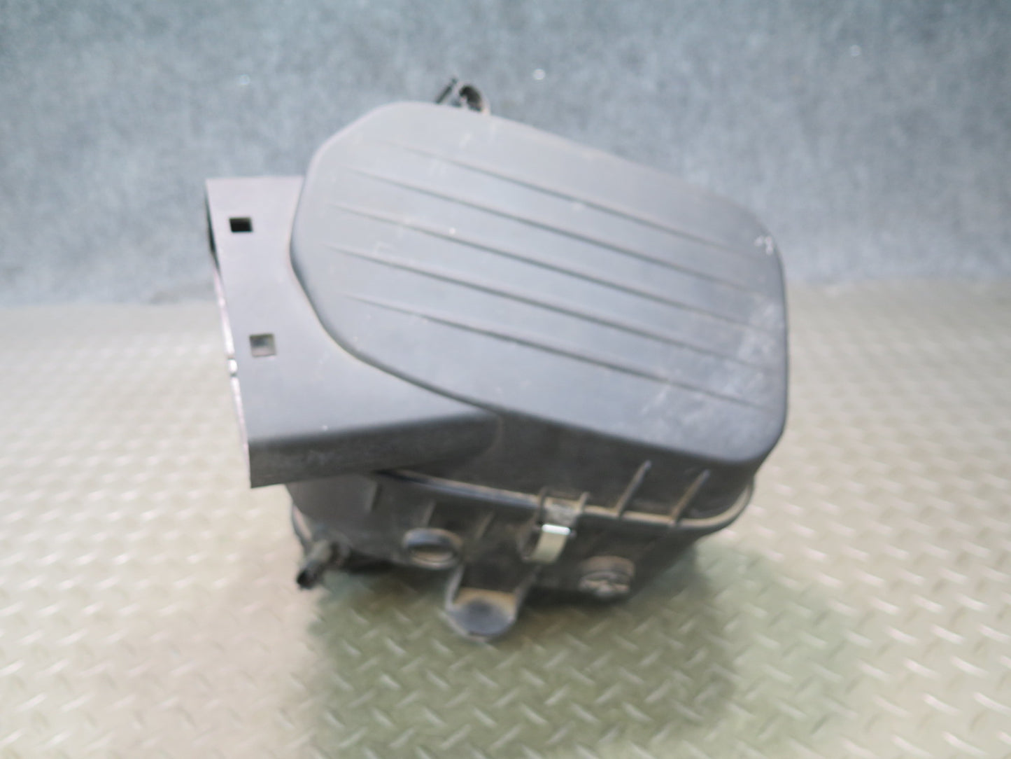 2014-2020 Maserati Ghibli M157 Engine Left Air Cleaner Filter Box w MAF Sensor