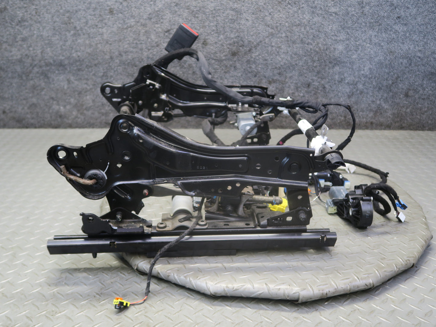 12-15 Mercedes W166 ML Front Right Seat Lower Track Rail Frame w Motors OEM