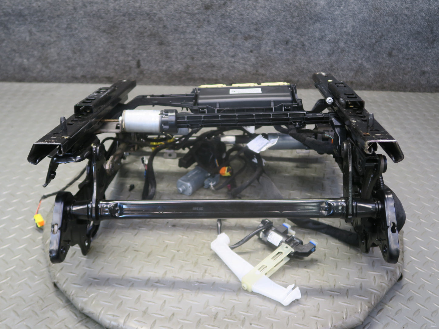 12-15 Mercedes W166 ML Front Right Seat Lower Track Rail Frame w Motors OEM