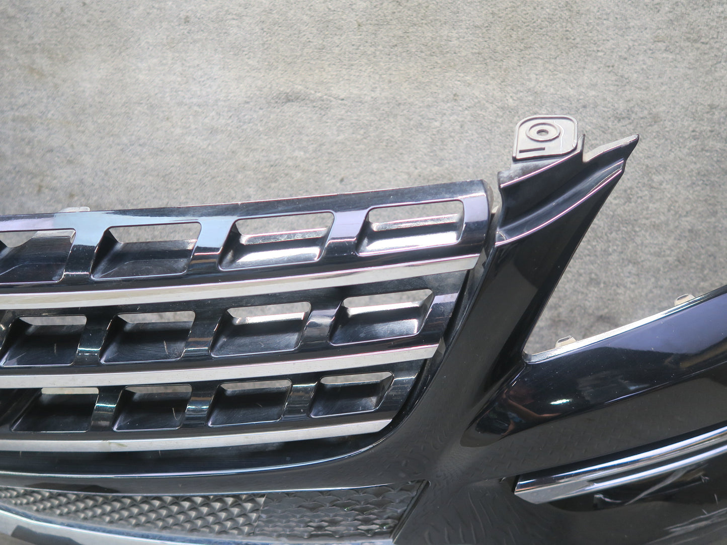 12-15 Mercedes W166 ML350 Front Bumper Cover Black w Grille & Fog Light Assy OEM