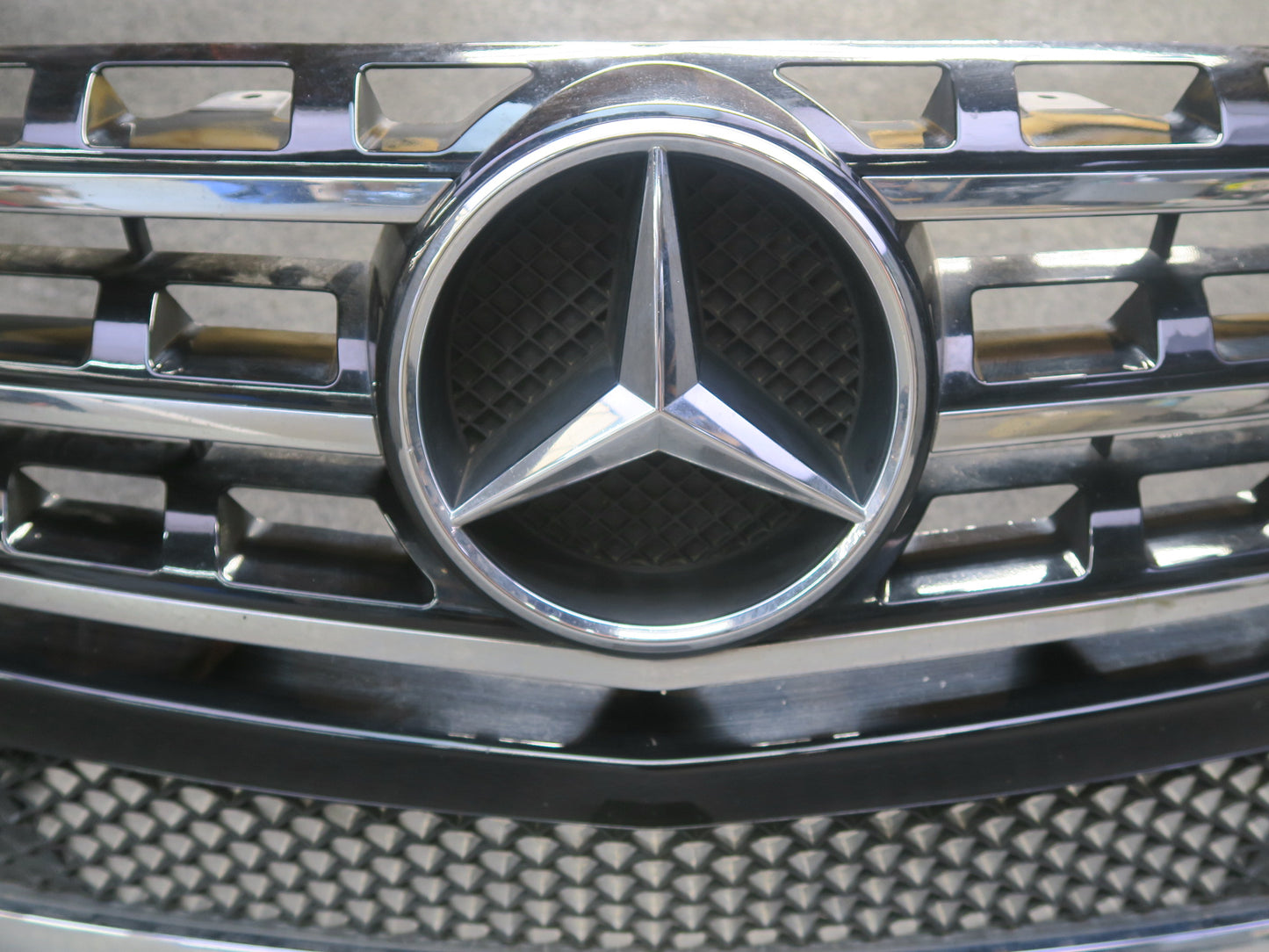 12-15 Mercedes W166 ML350 Front Bumper Cover Black w Grille & Fog Light Assy OEM