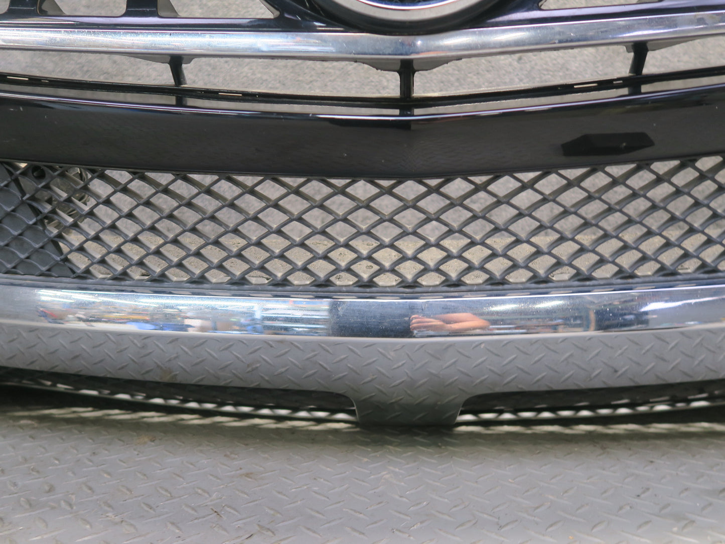 12-15 Mercedes W166 ML350 Front Bumper Cover Black w Grille & Fog Light Assy OEM