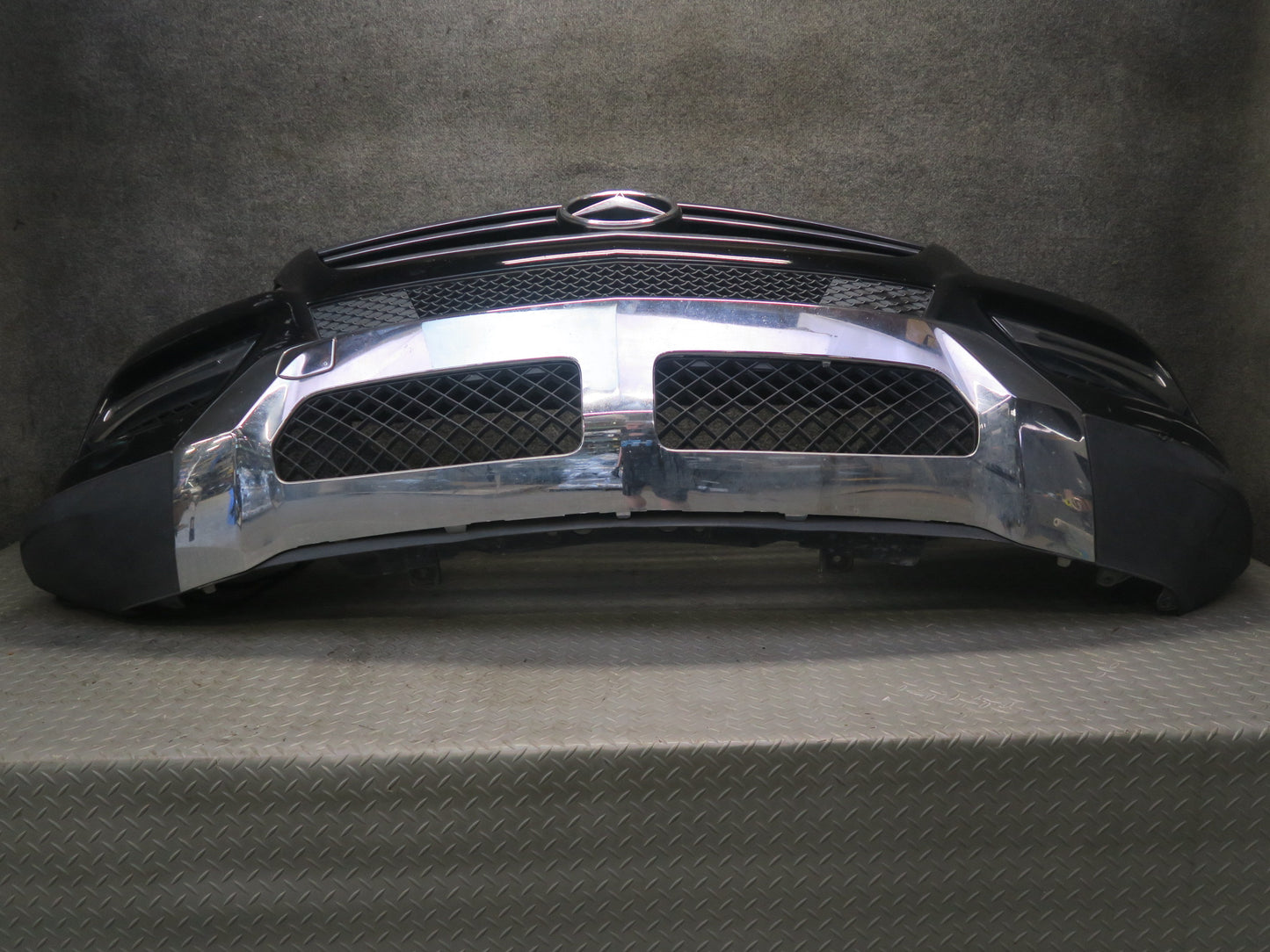 12-15 Mercedes W166 ML350 Front Bumper Cover Black w Grille & Fog Light Assy OEM