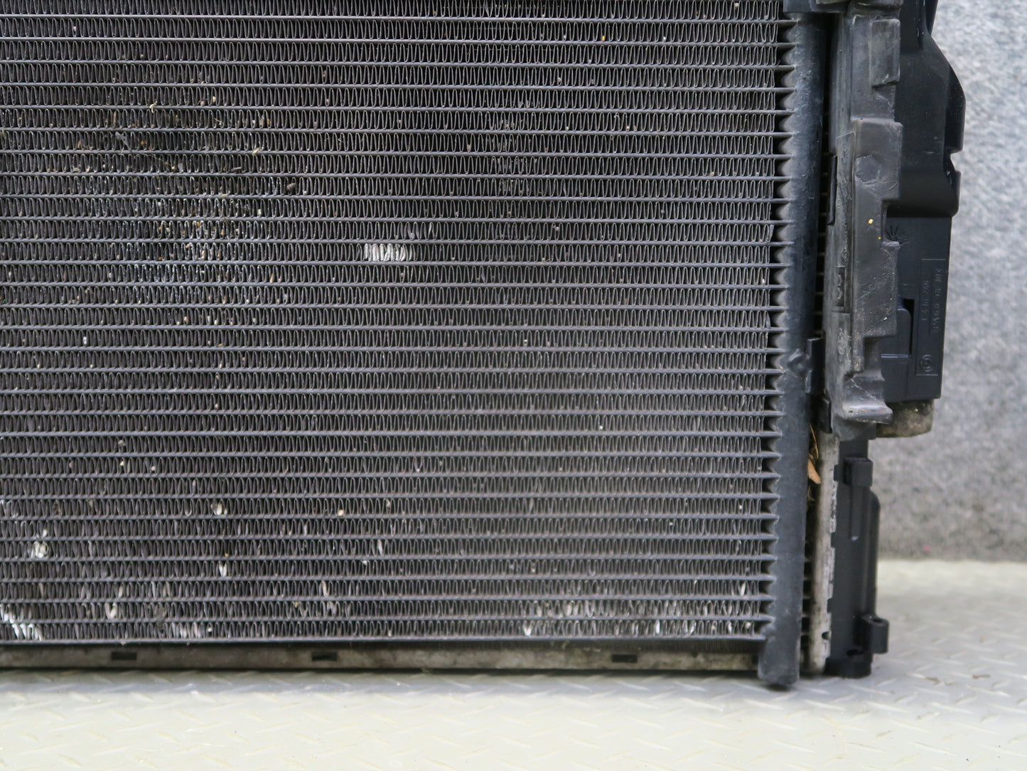 01-02 BMW E46 330ci M54 A/T Engine Radiator A/C Condenser Oil Cooler Shroud Set