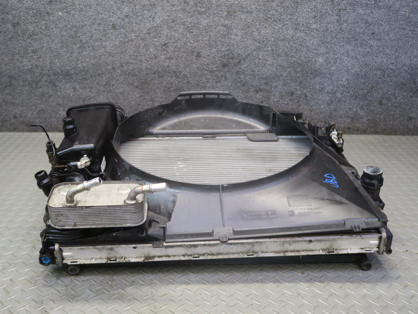 01-02 BMW E46 330ci M54 A/T Engine Radiator A/C Condenser Oil Cooler Shroud Set
