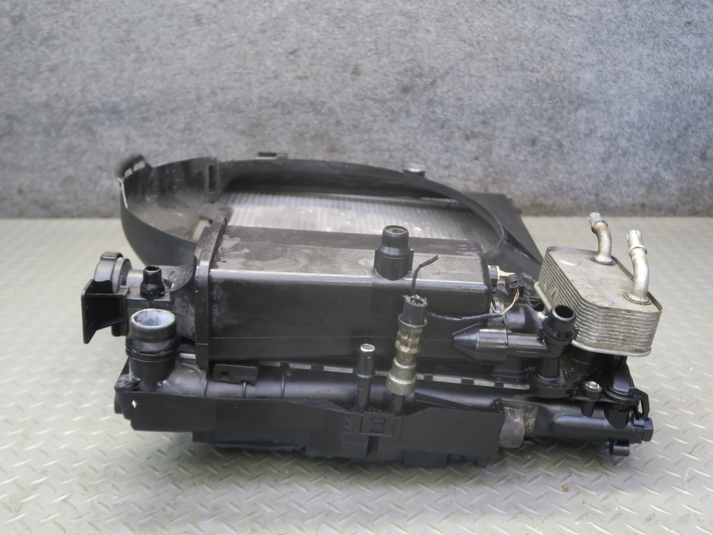 01-02 BMW E46 330ci M54 A/T Engine Radiator A/C Condenser Oil Cooler Shroud Set