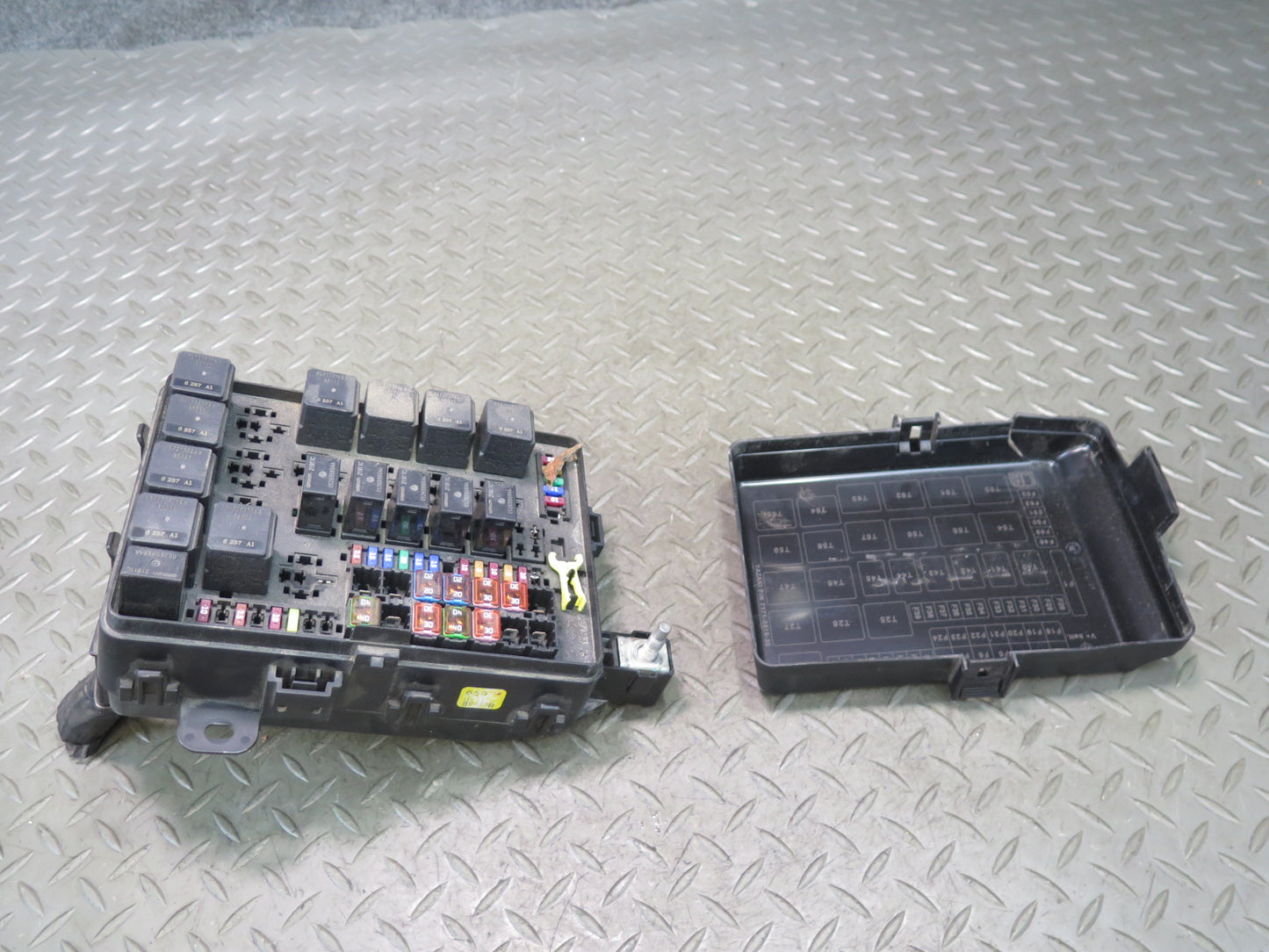 2014-2017 Maserati Ghibli M157 SQ4 Engine Bay Fuse Relay Junction Box
