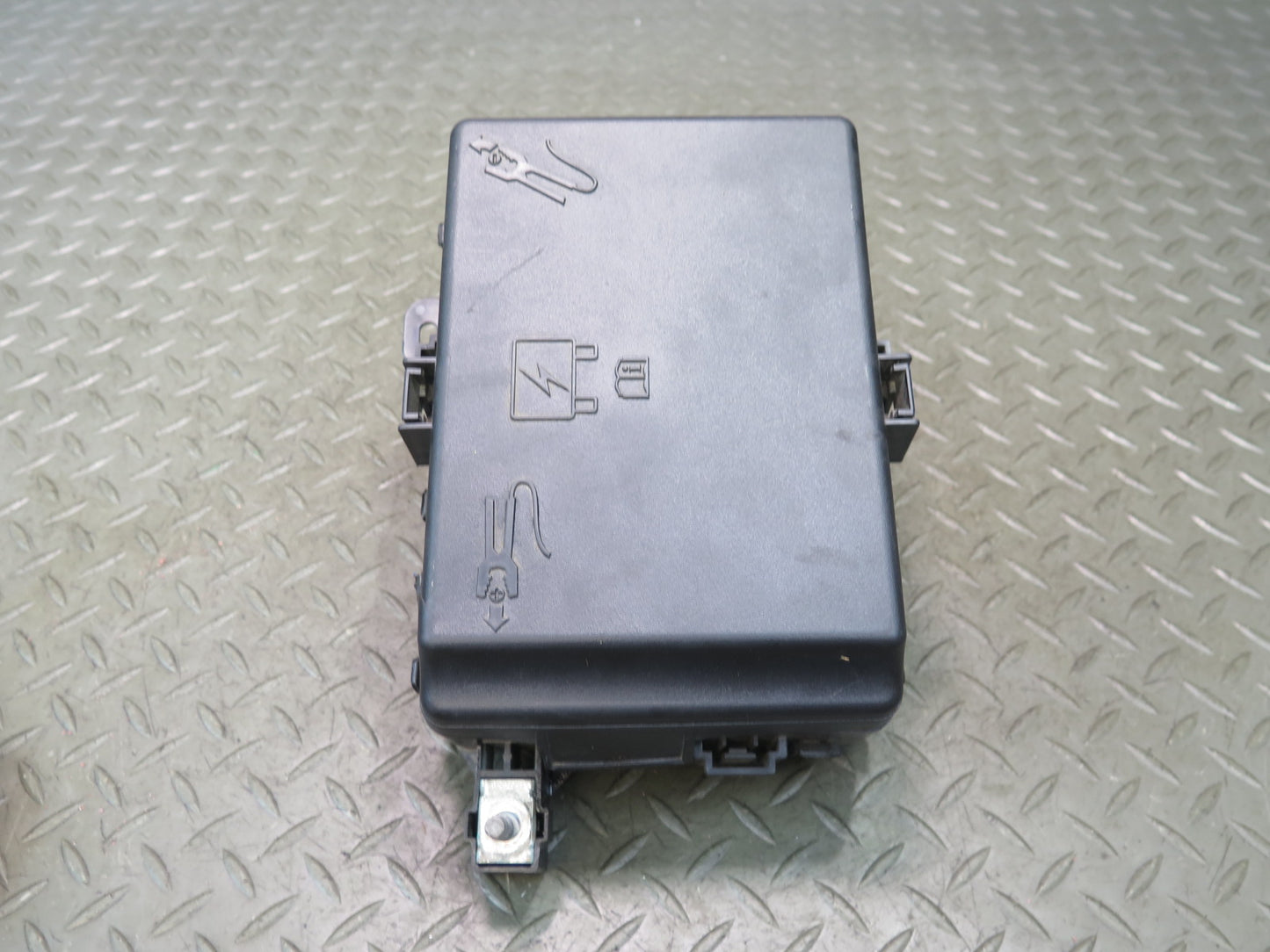 2014-2017 Maserati Ghibli M157 SQ4 Engine Bay Fuse Relay Junction Box