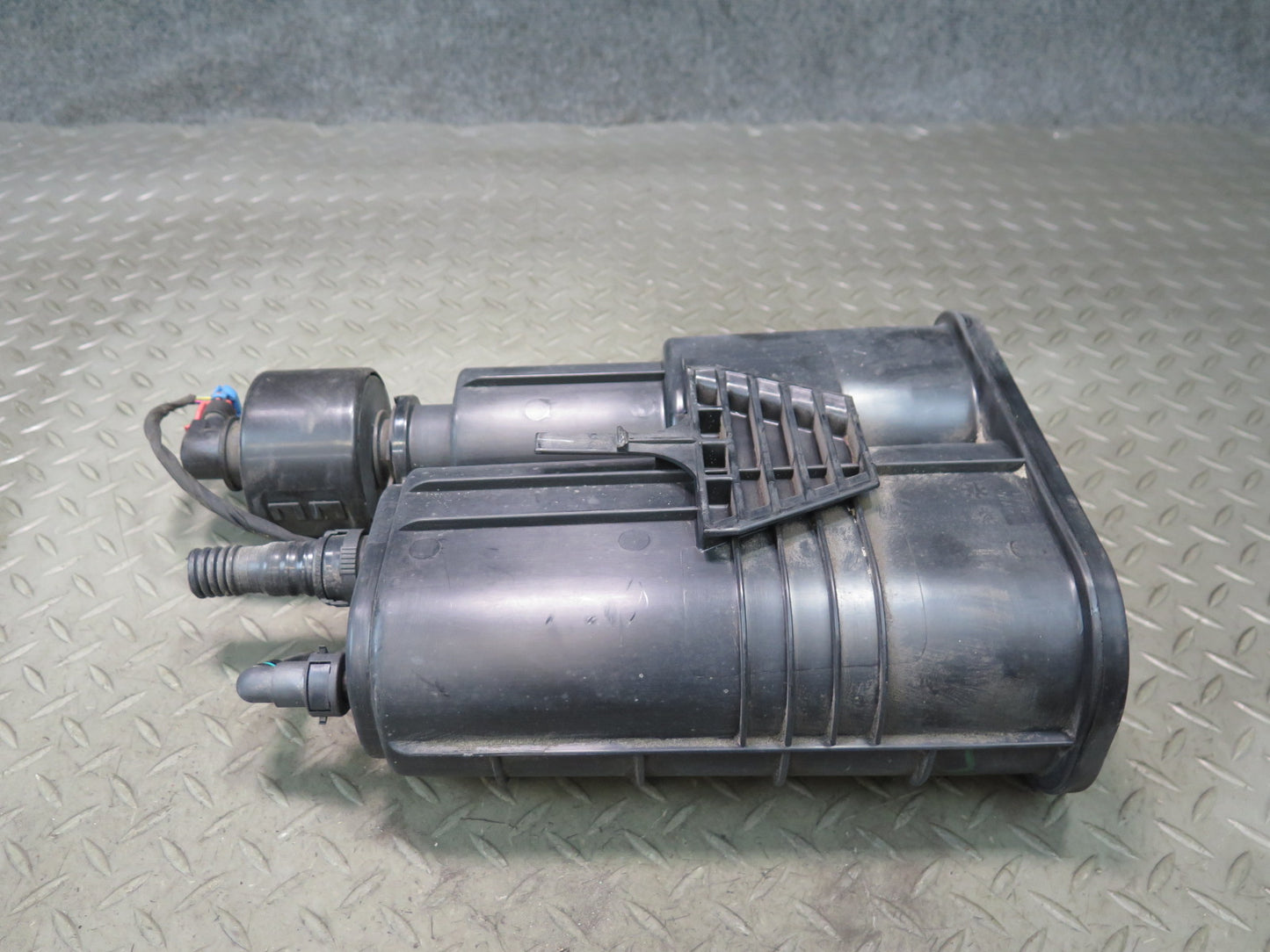 12-15 Mercedes W166 Ml-class Fuel Evap Vapor Charcoal Canister 1664700359 OEM
