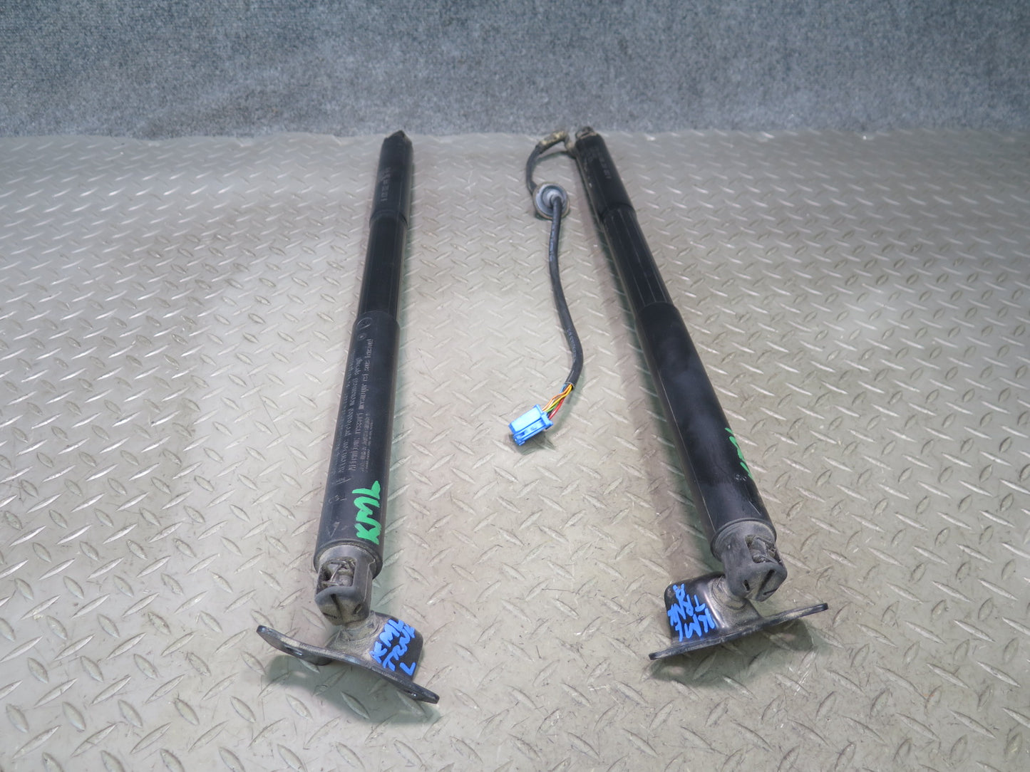 12-15 Mercedes W166 Ml-class Set of 2 Rear Trunk Tailgate Lift Strut Shock OEM