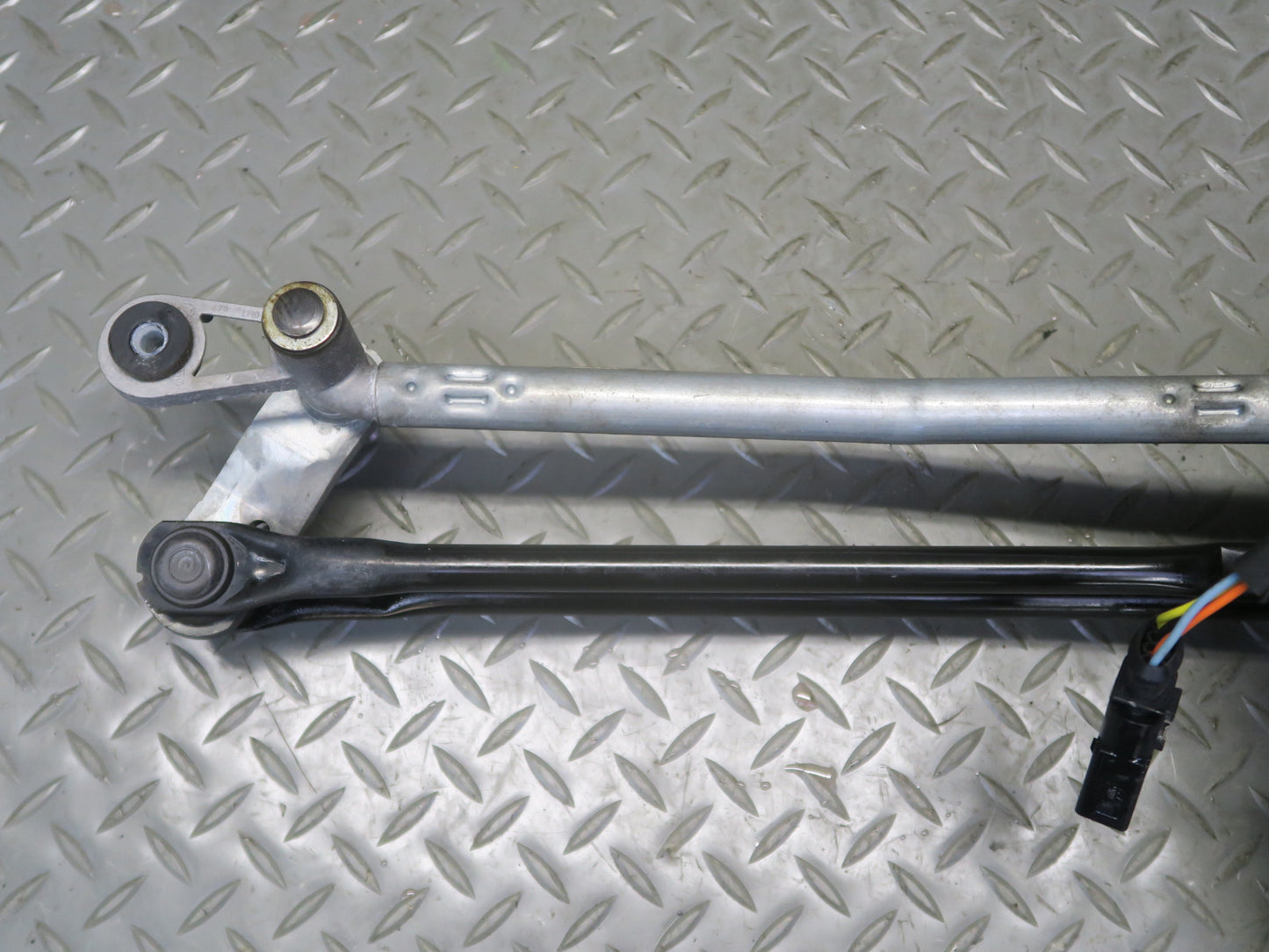 2014-2020 Maserati Ghibli M157 Front Windshield Wiper Linkage W/ Motor