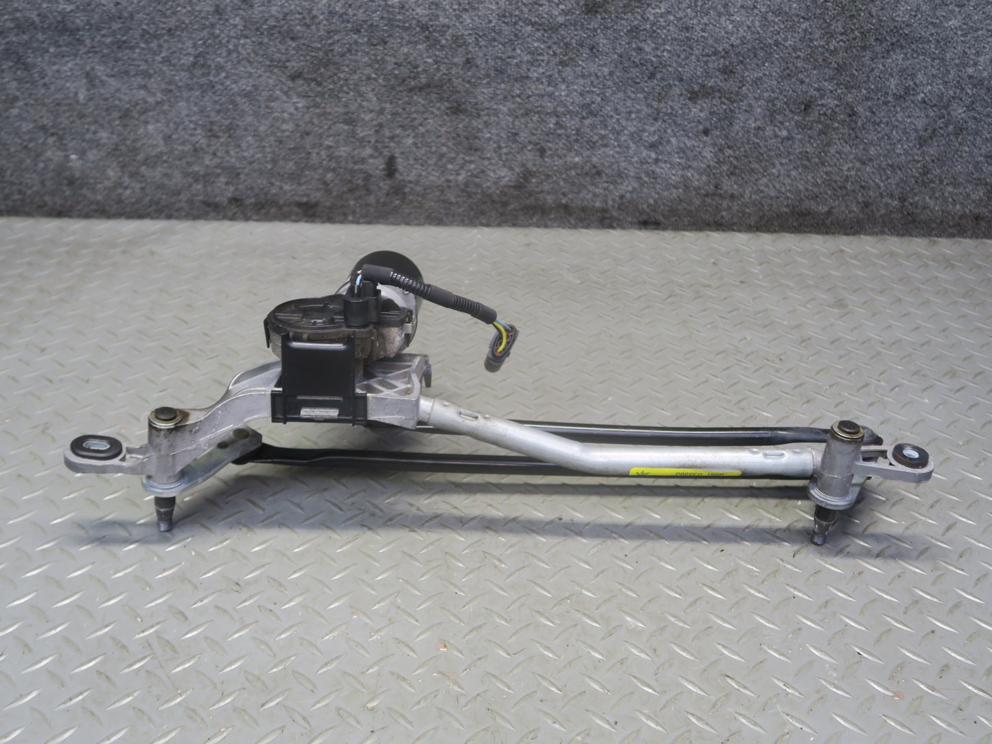 2014-2020 Maserati Ghibli M157 Front Windshield Wiper Linkage W/ Motor